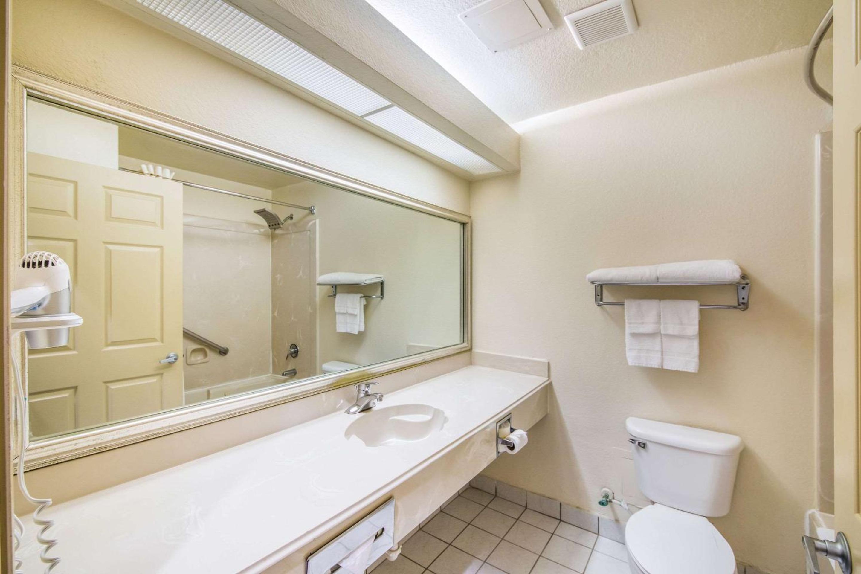 King Room - Non-Smoking - Photo 3
