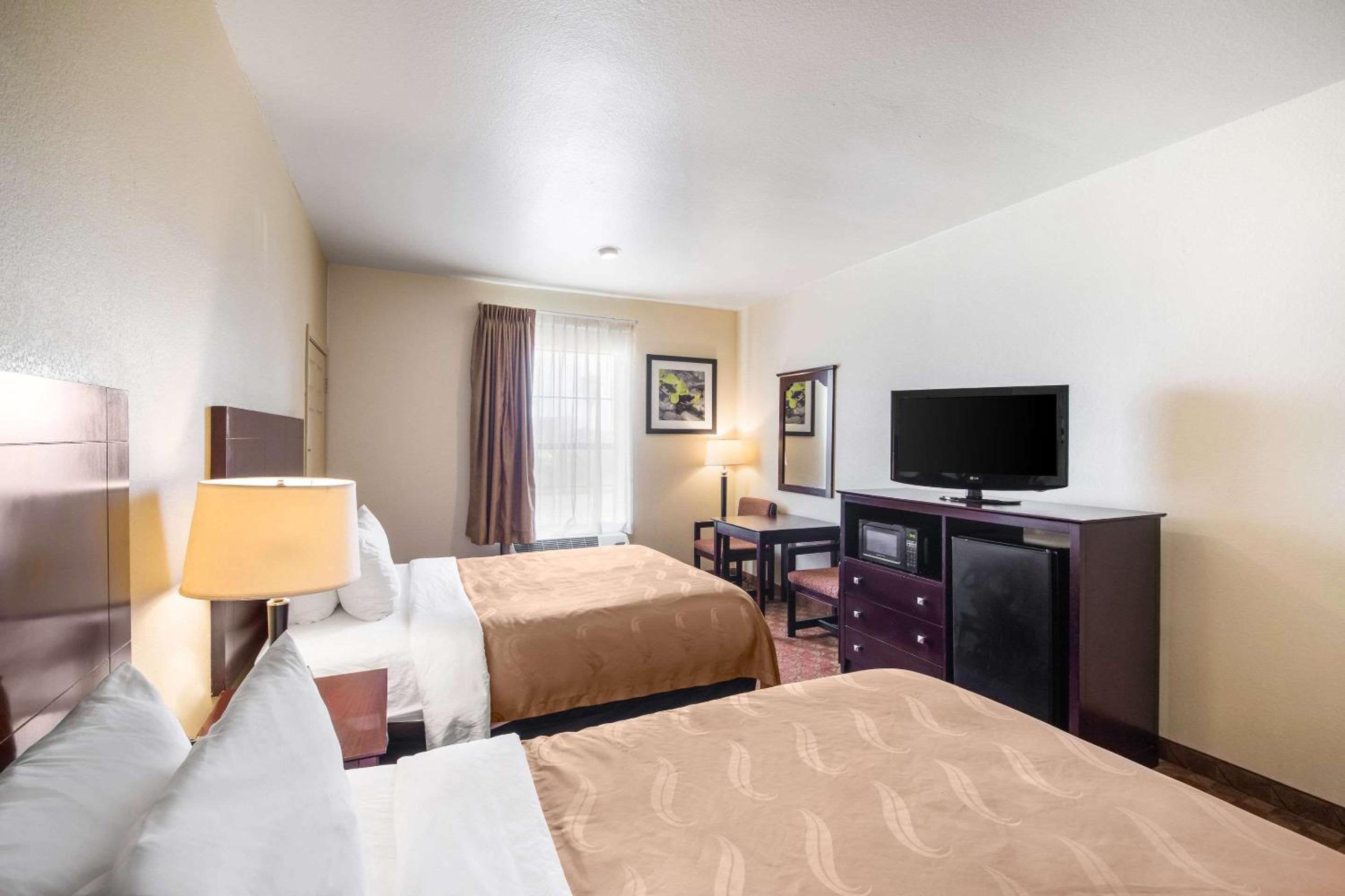 Queen Room with Two Queen Beds - Non-Smoking - Photo 3