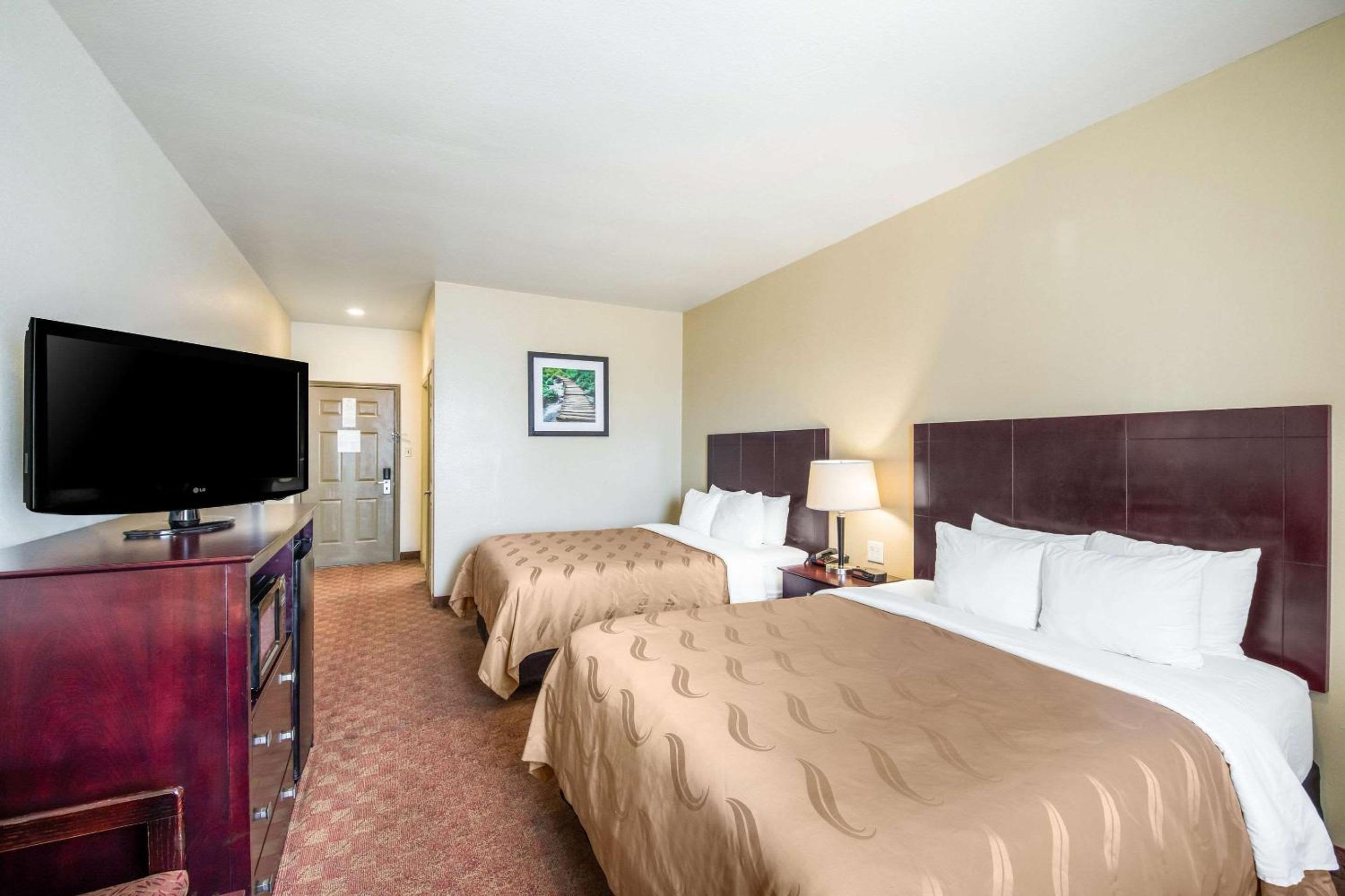 Queen Room with Two Queen Beds - Non-Smoking - Photo 4