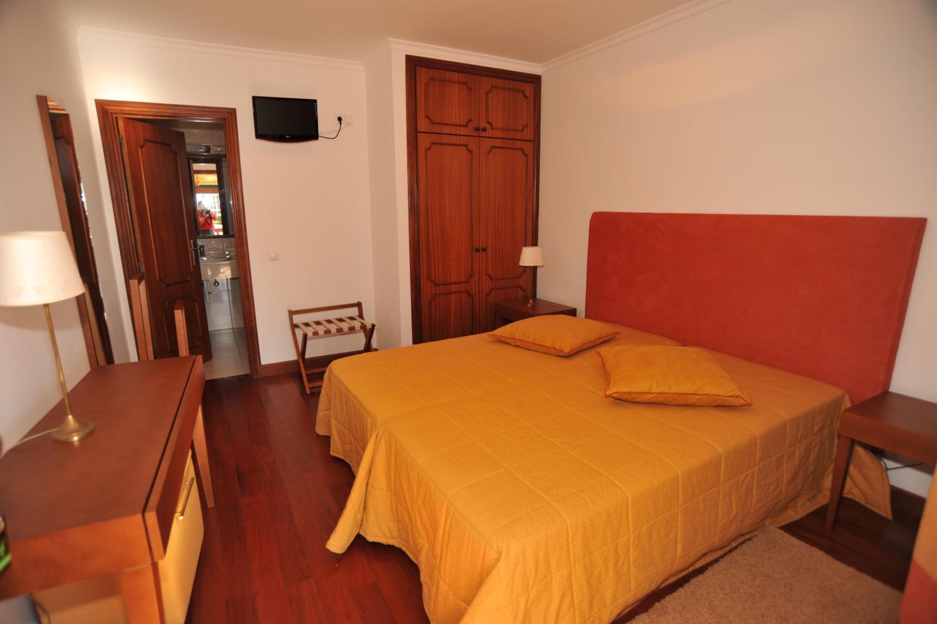 Double or Twin Room with Garden View - Photo 11