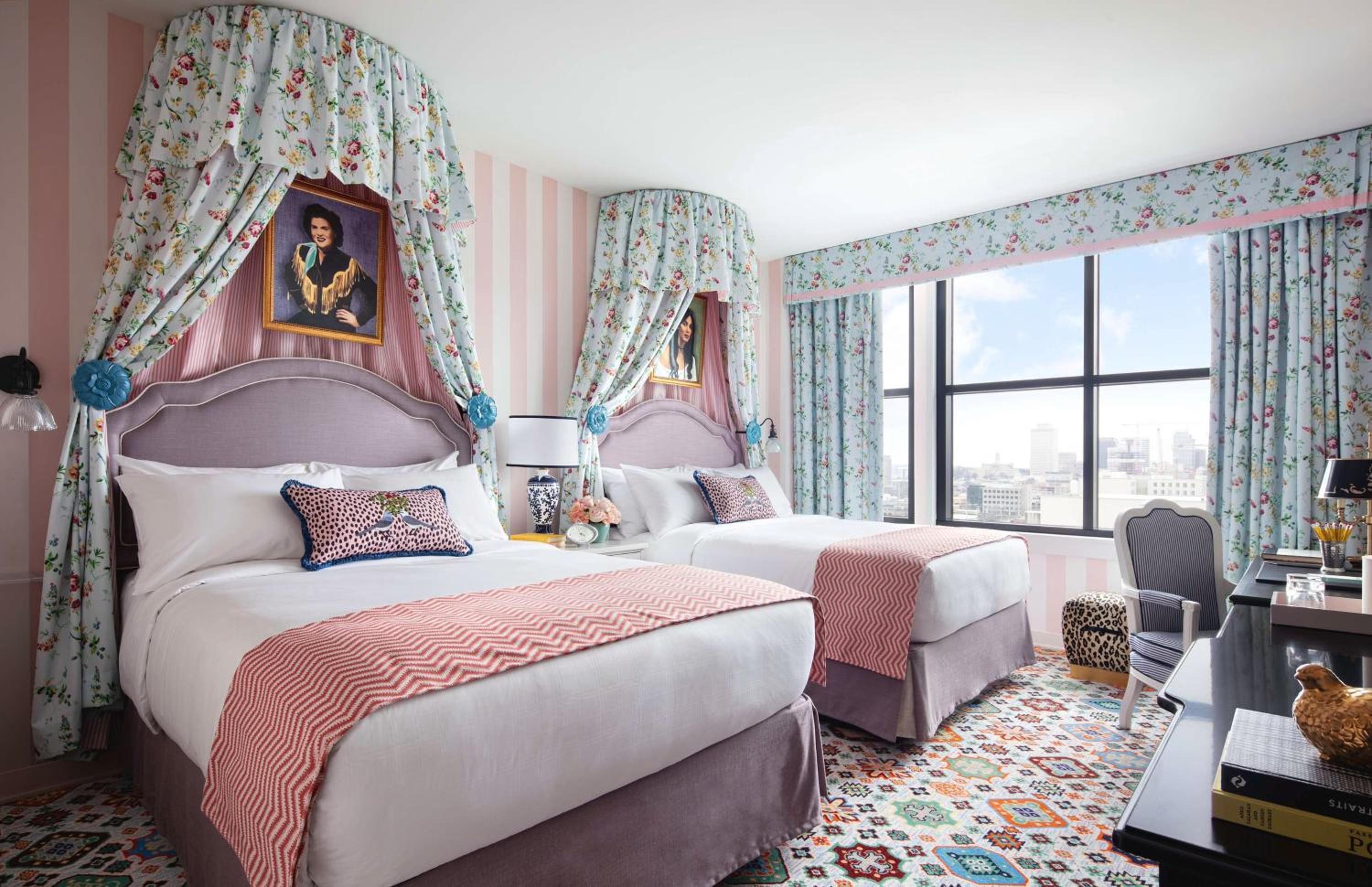Graduate Queen Room with Two Queen Beds - Photo 5