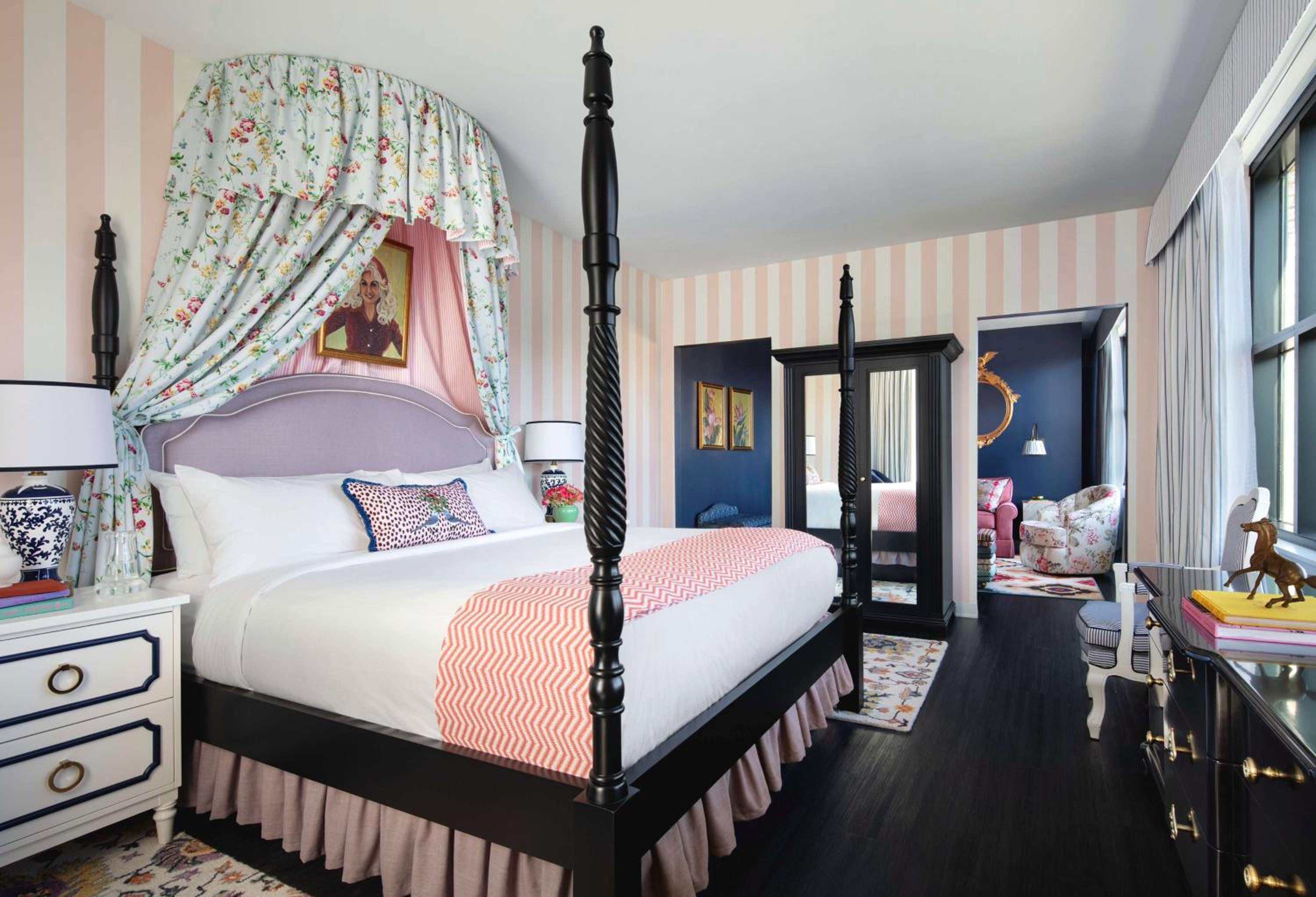 Graduate Junior King Suite - Photo 4
