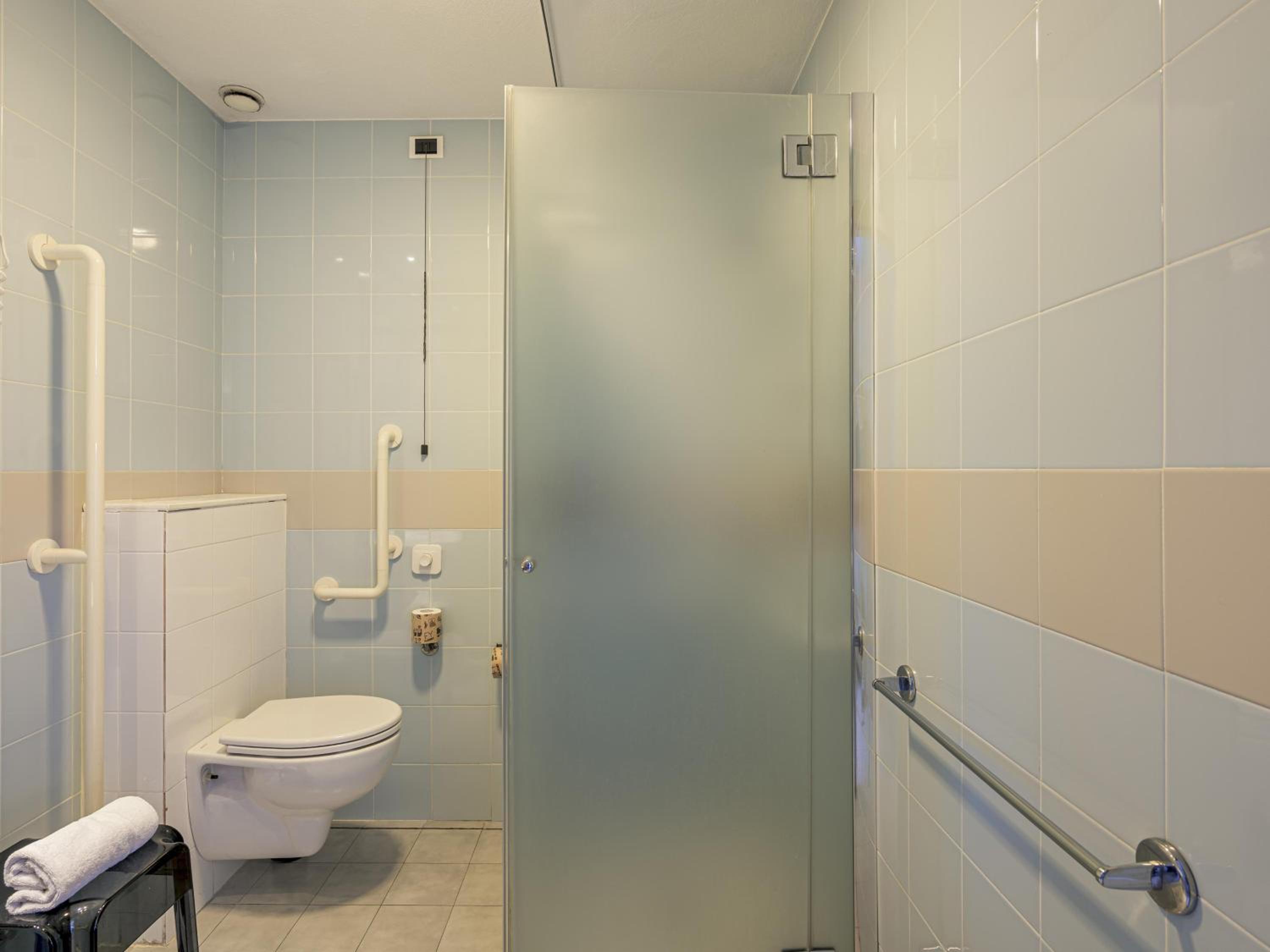 Twin Room - Disability Access - Photo 5