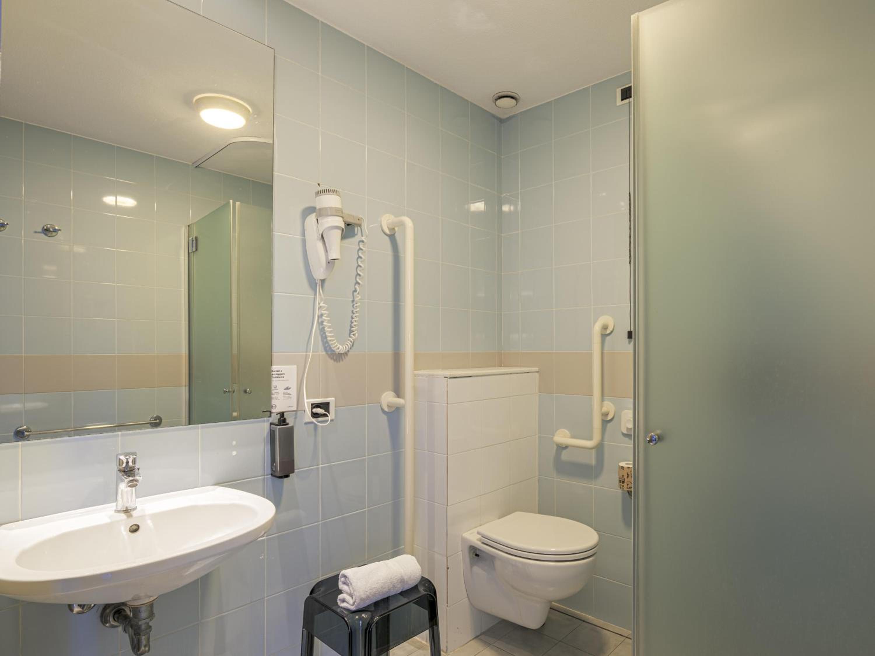 Twin Room - Disability Access - Photo 2