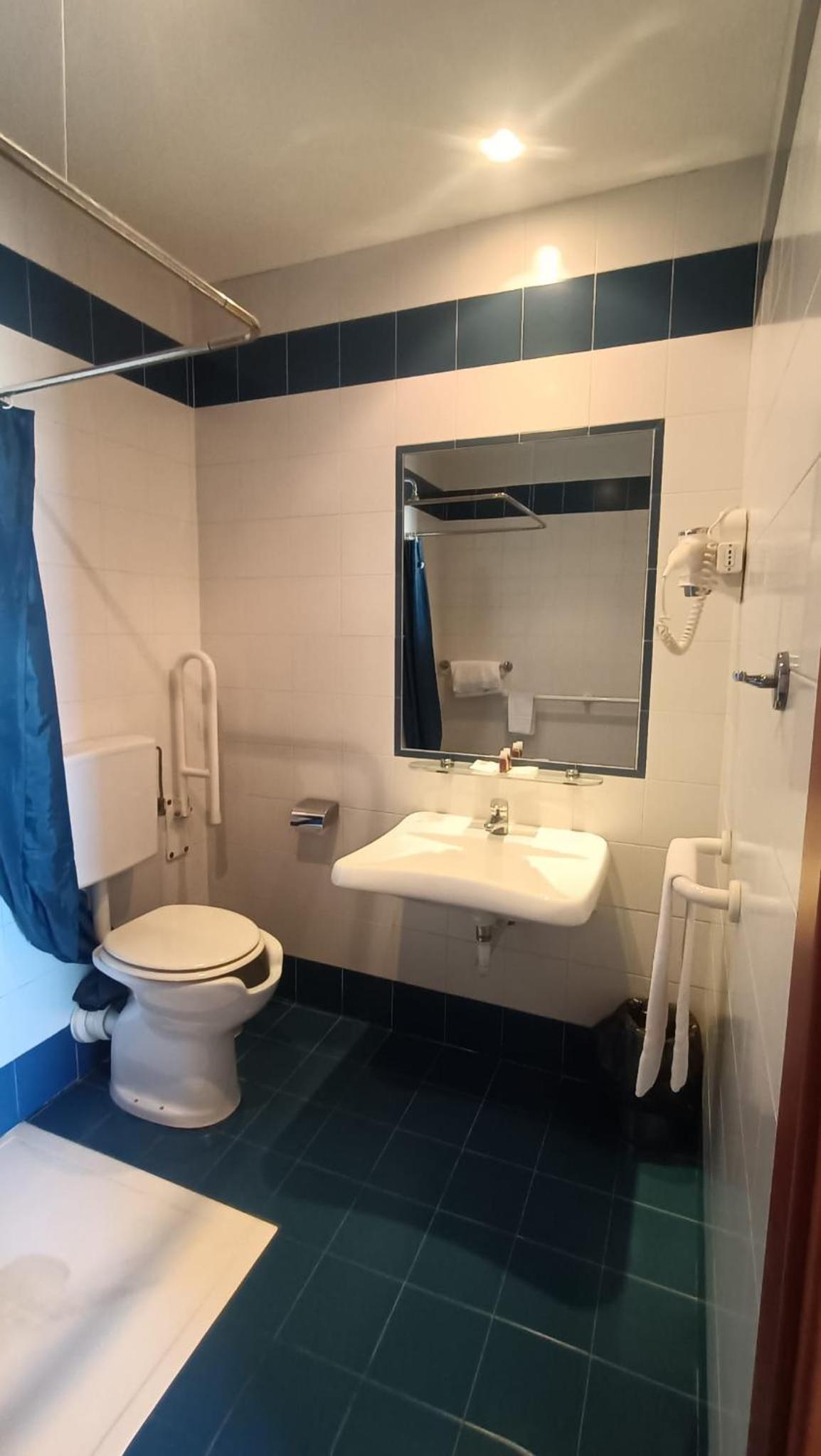 Standard Twin Room - Disability Access photo 3