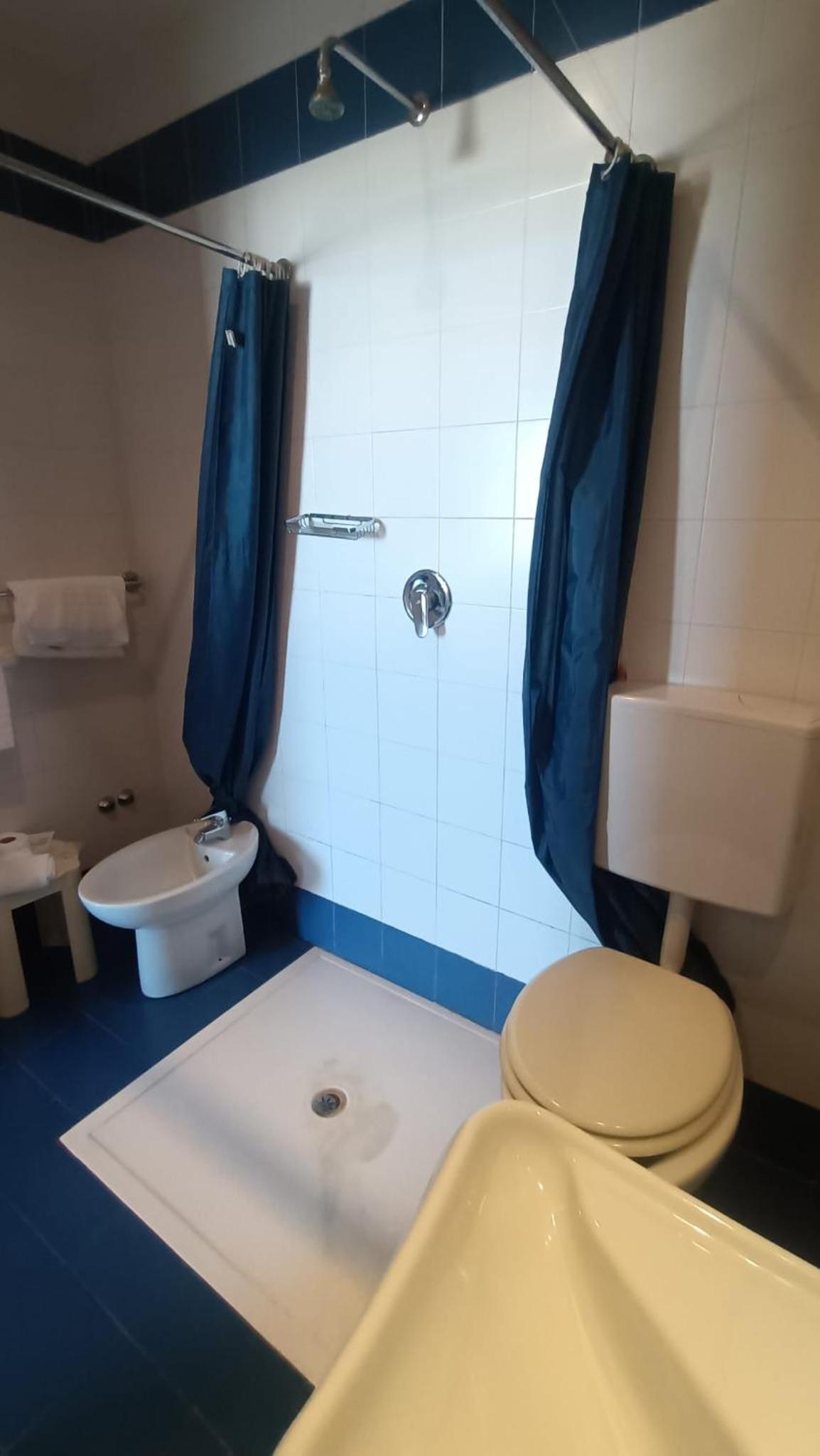 Standard Twin Room - Disability Access photo 2