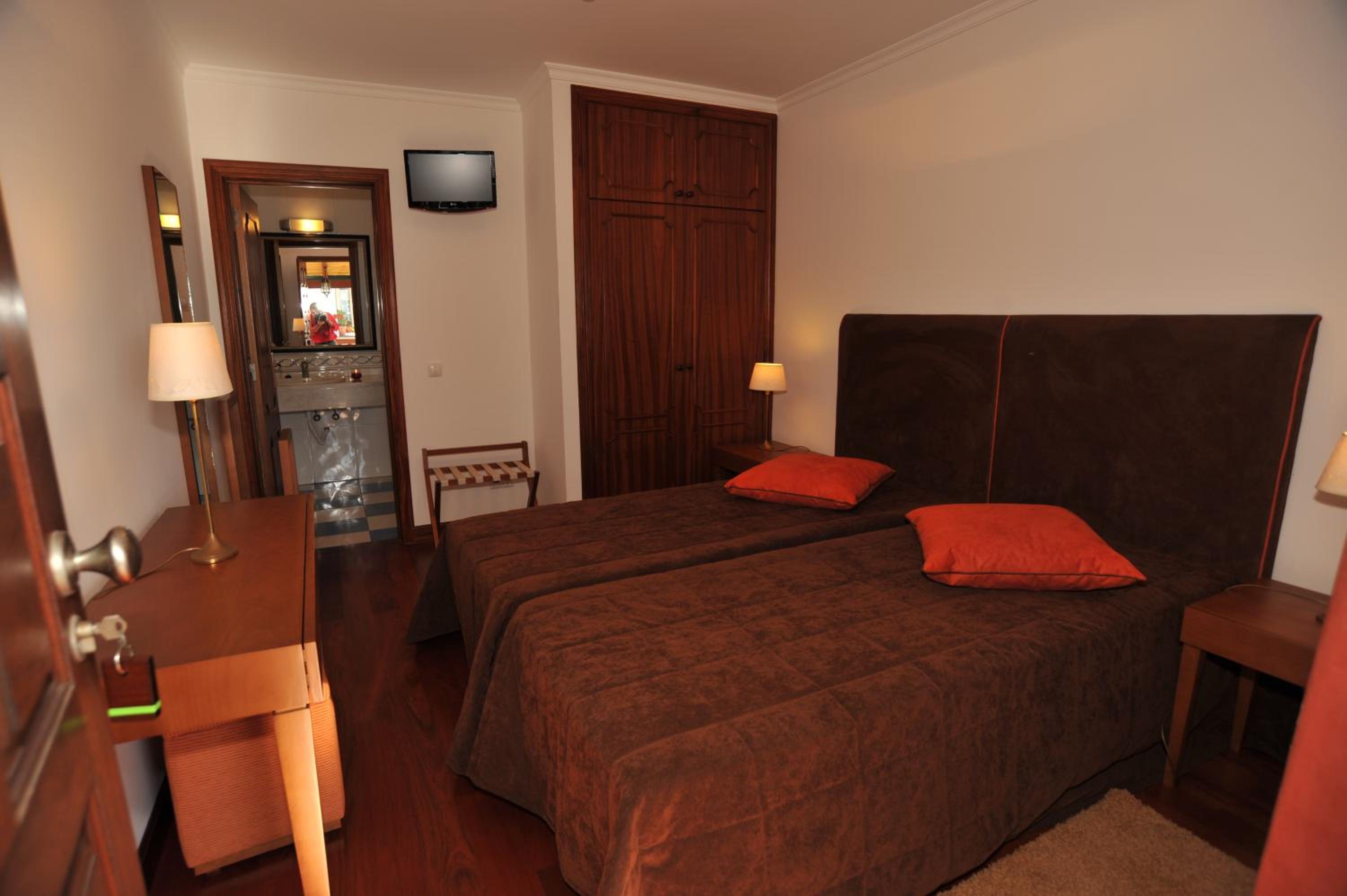 Double or Twin Room with Garden View - Photo 6
