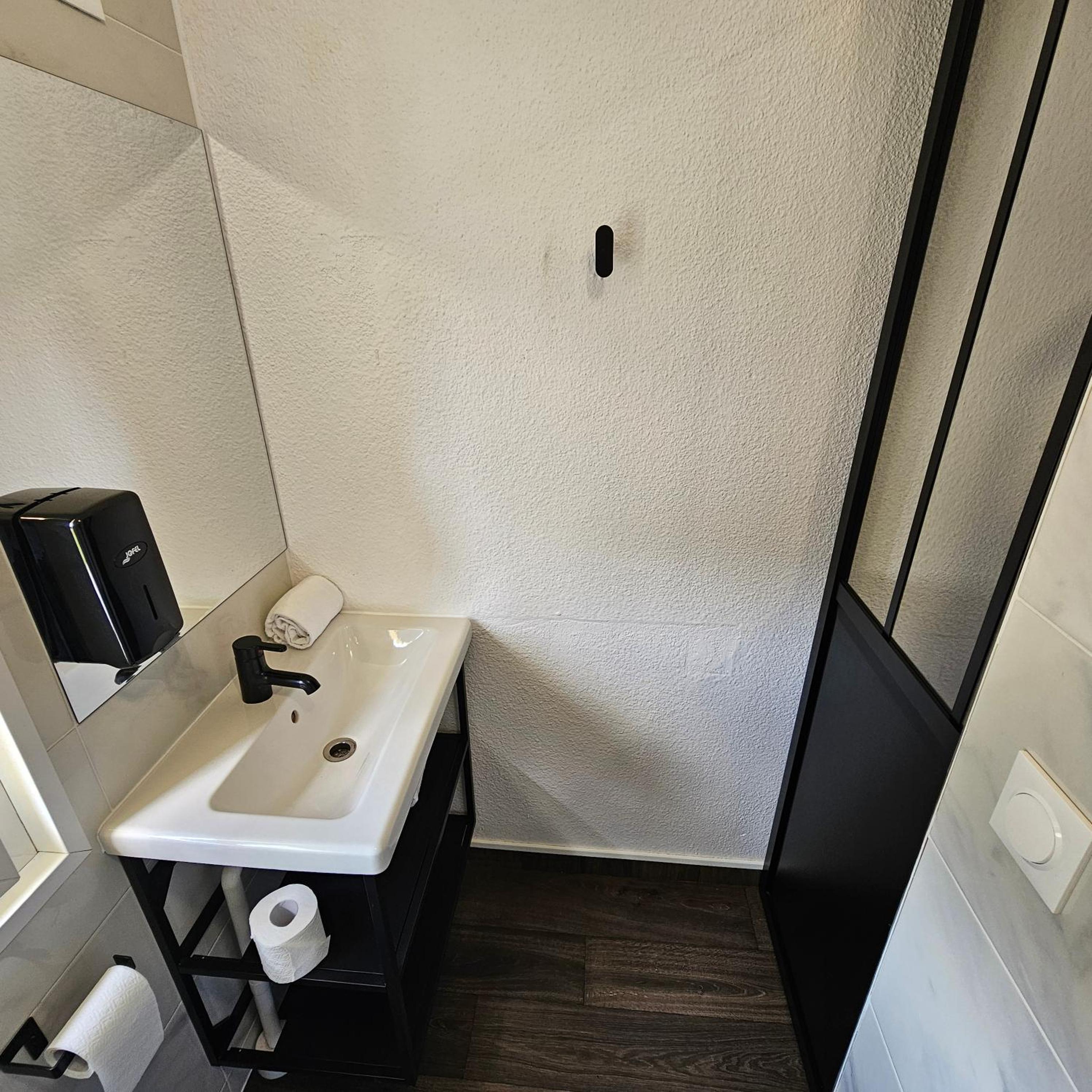 Double Room - Photo 6