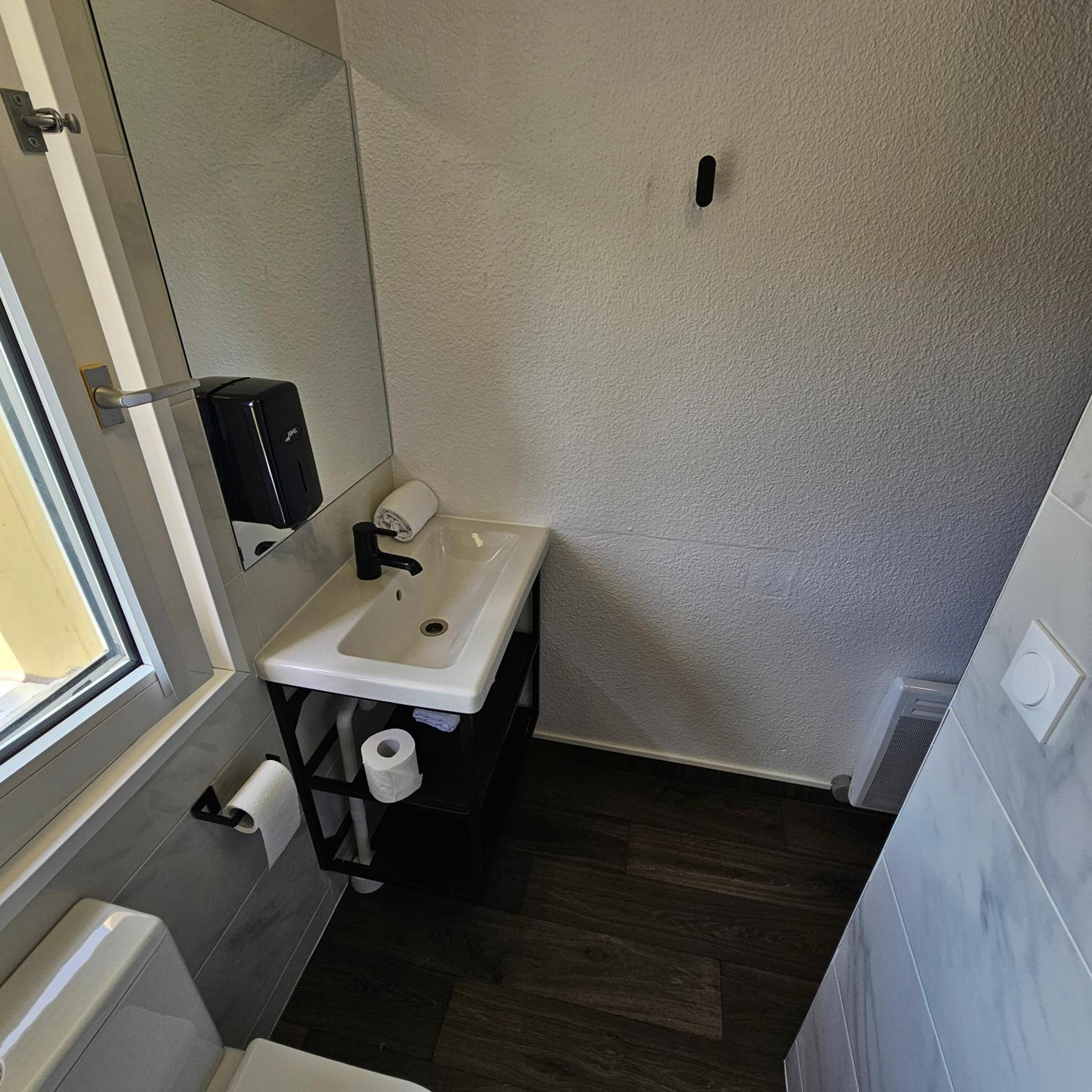 Double Room - Photo 16