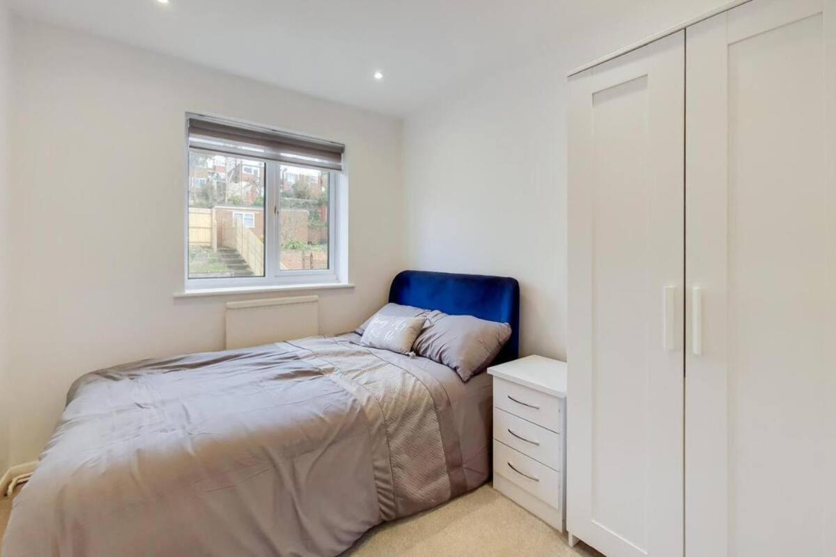 Three-Bedroom House photo 3
