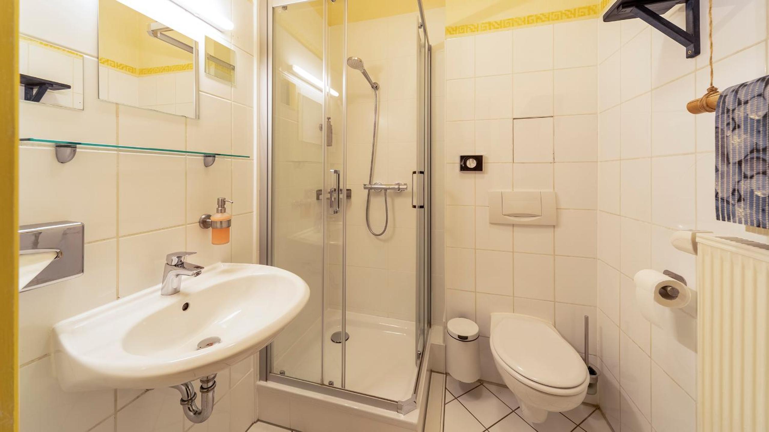 Single Room with Shared Bathroom photo 3