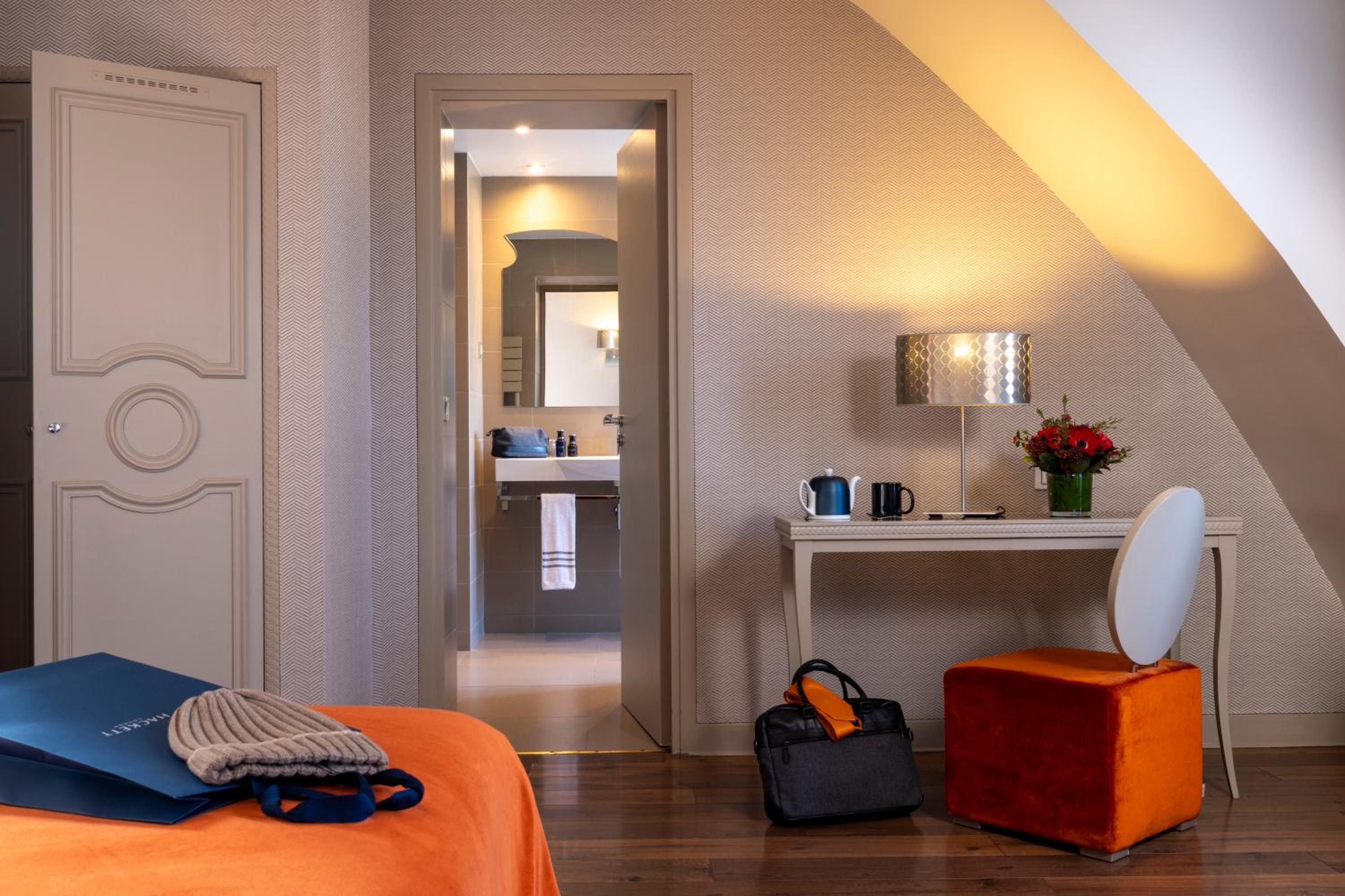 Deluxe Room thumbnail 5