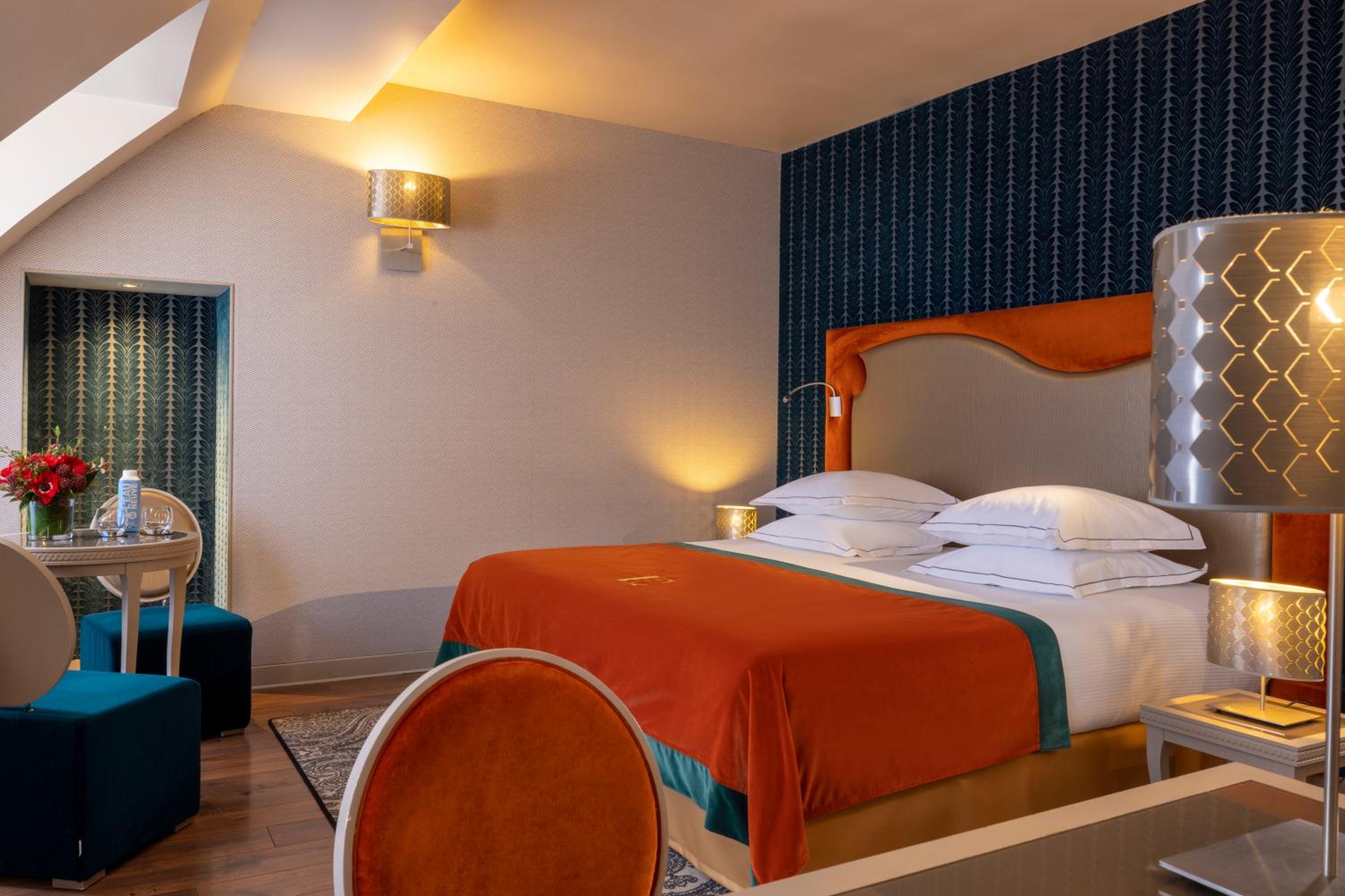 Deluxe Room thumbnail 5