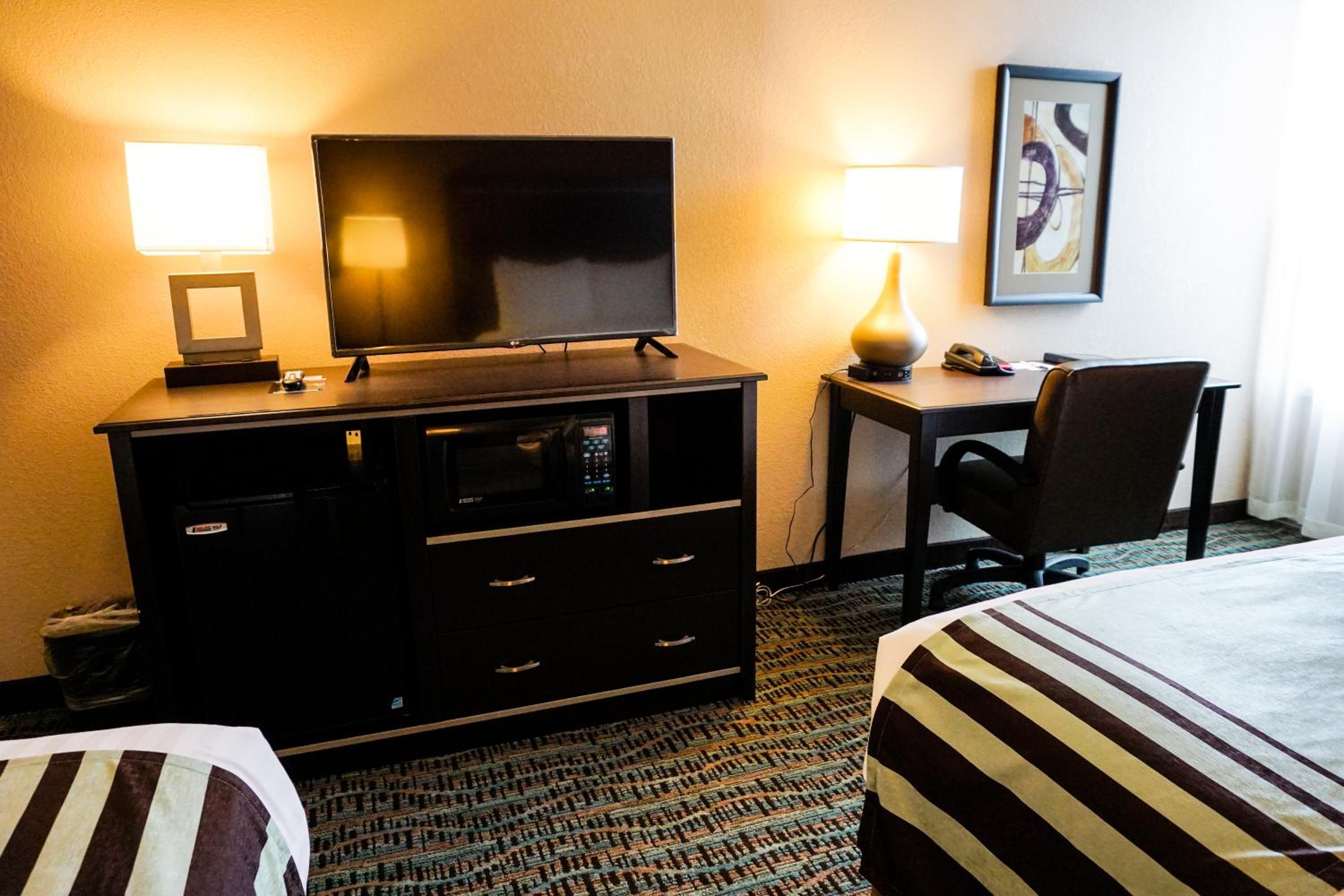 Queen Room With Two Queen Beds - Photo 3