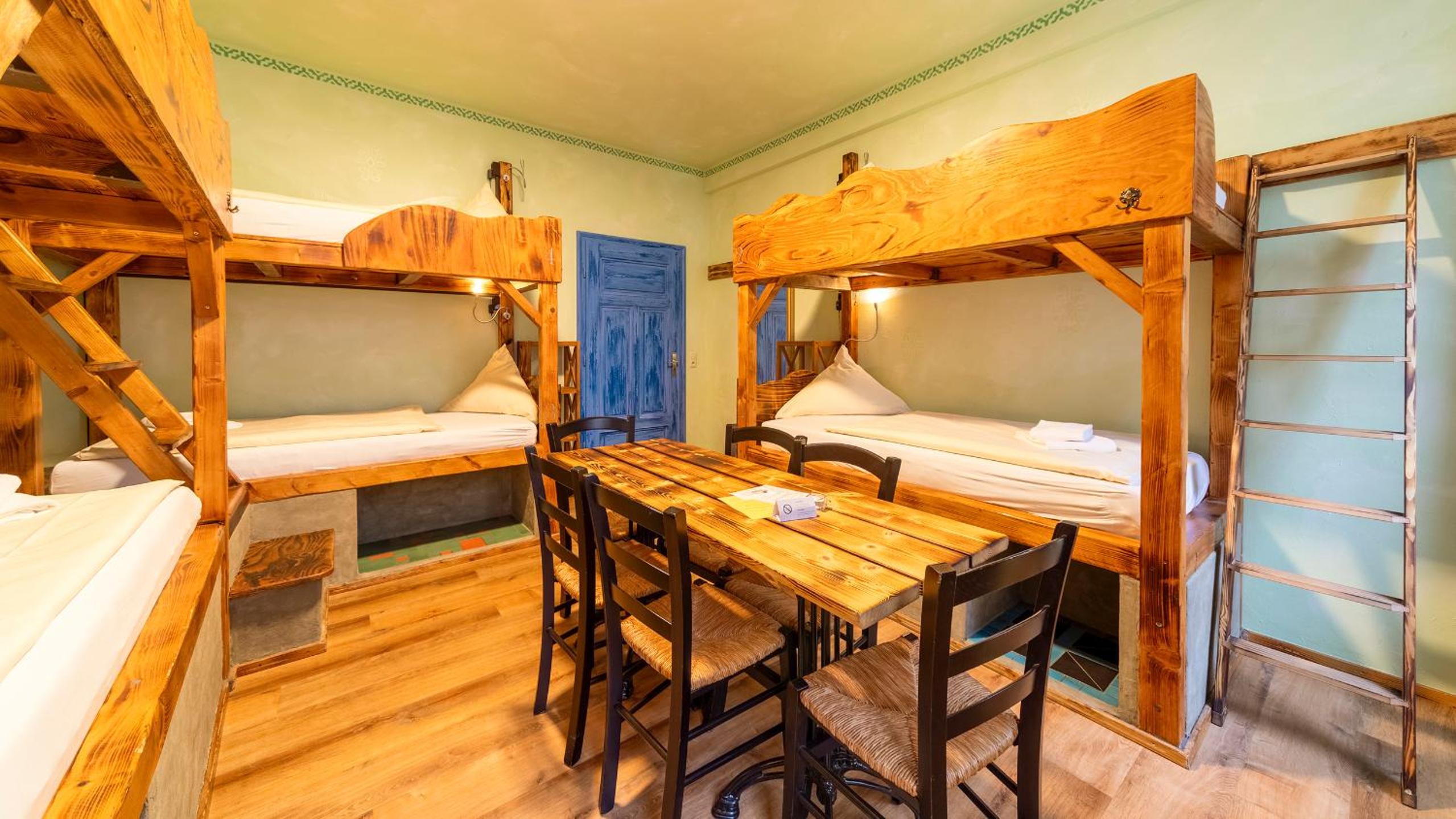 6-Bed Room photo 3