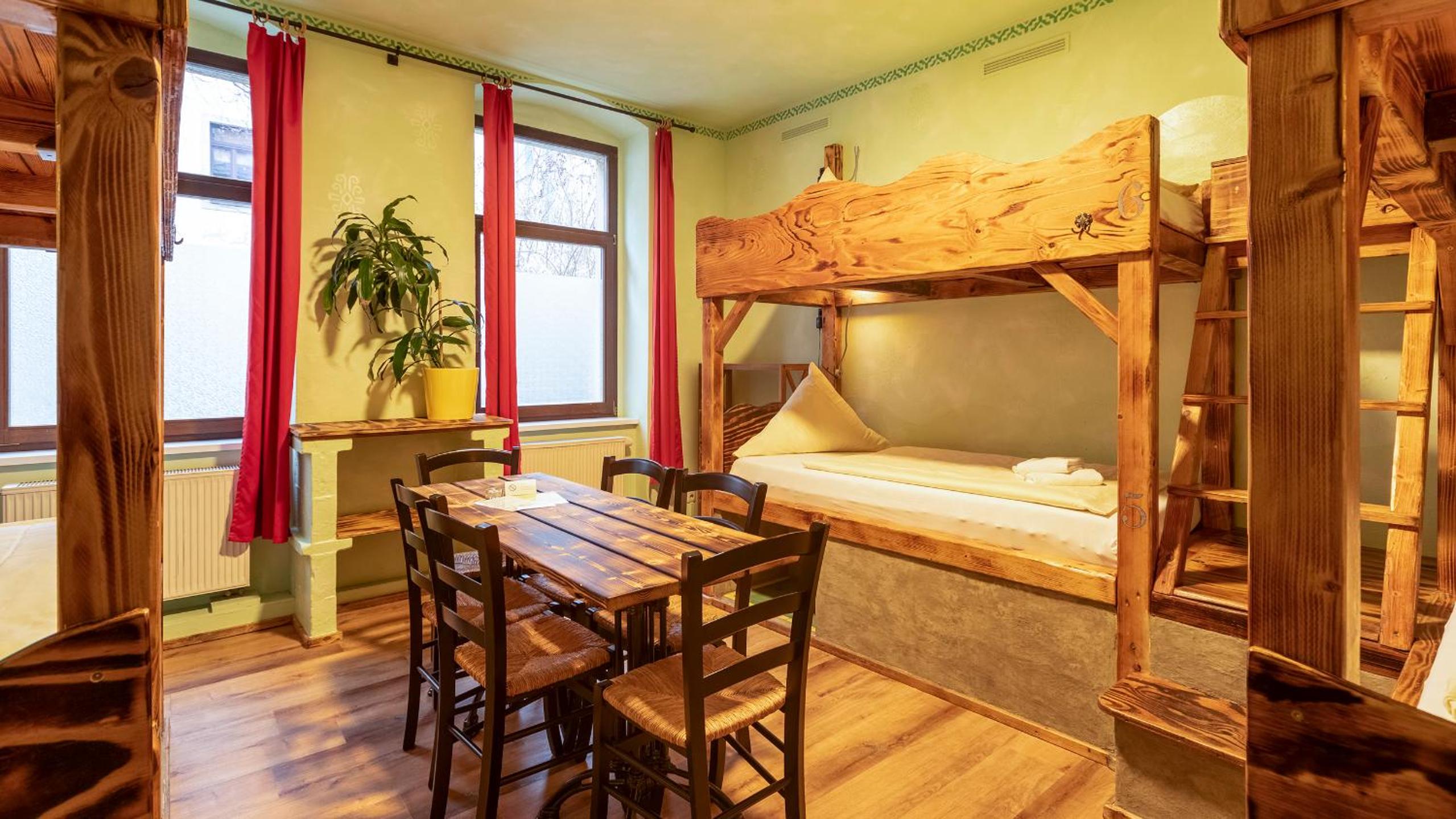 6-Bed Room photo 2