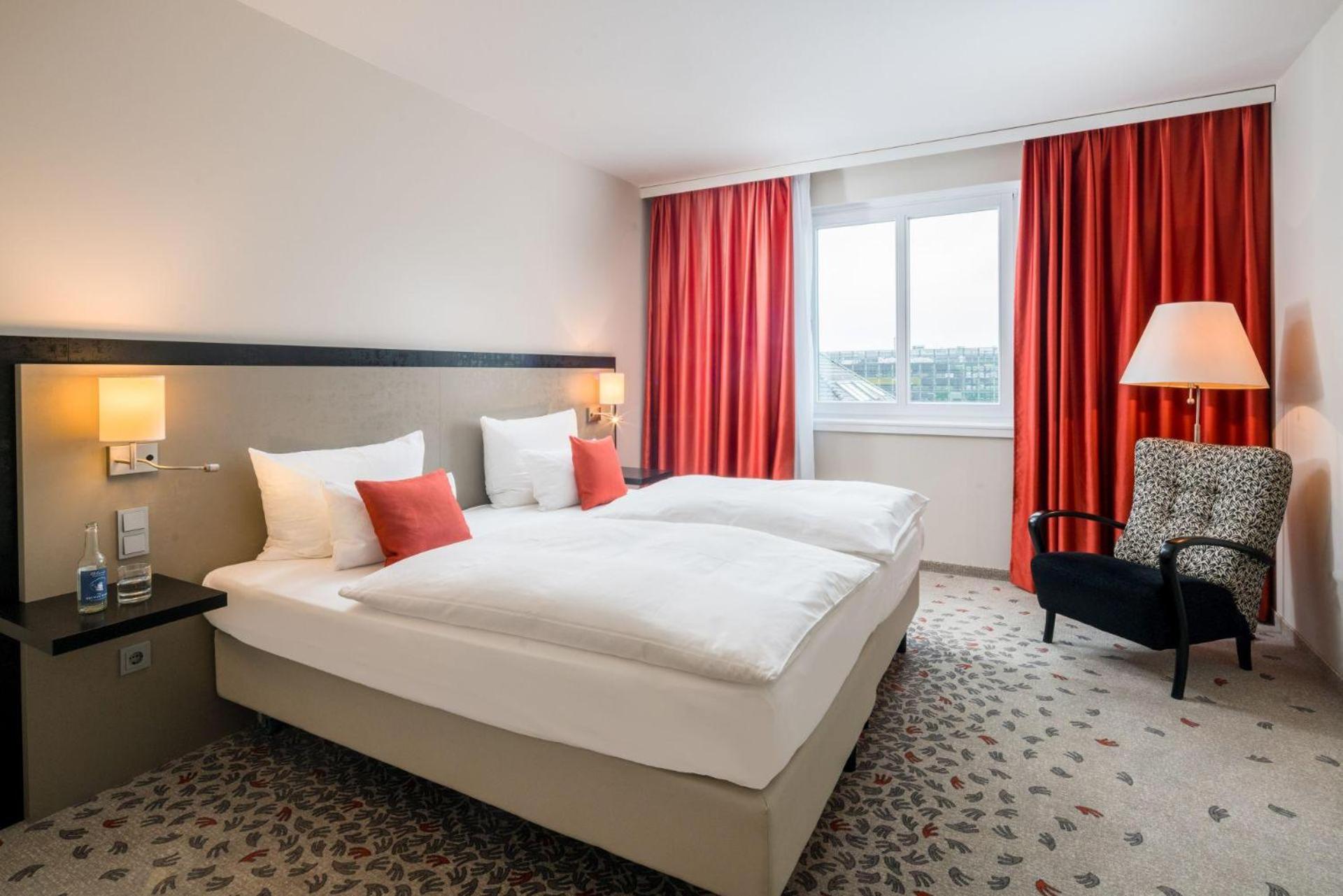 Suite - Photo 1