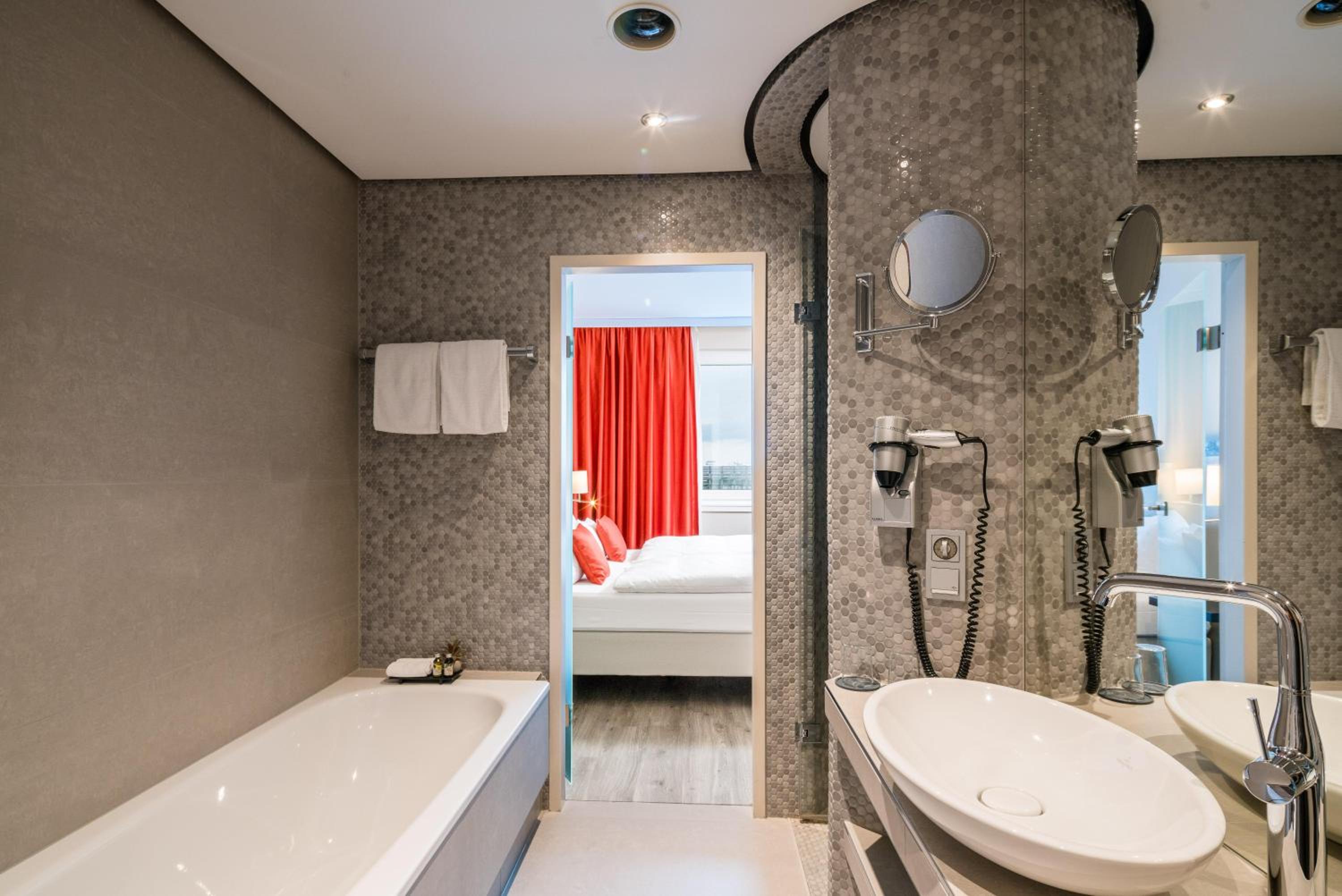 Suite - Photo 2