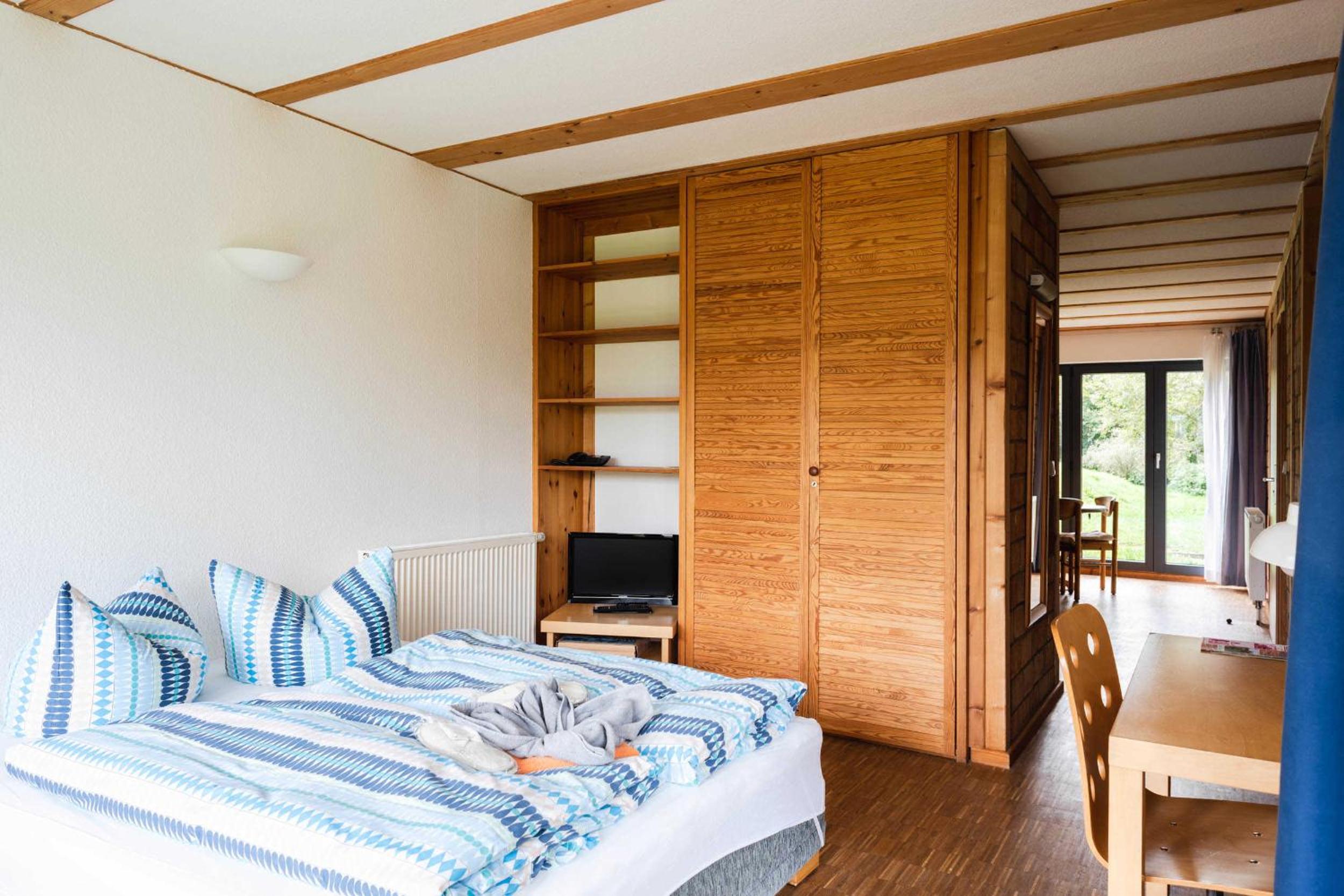 One-Bedroom Apartment with Shower