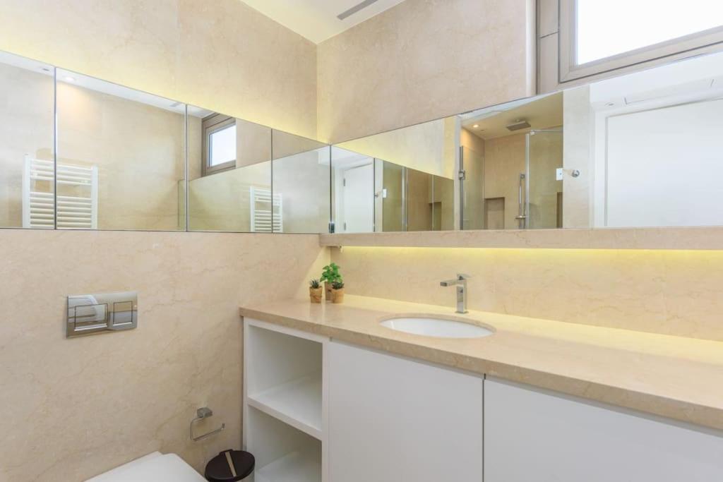 Two-Bedroom Apartment with Bay View photo 3