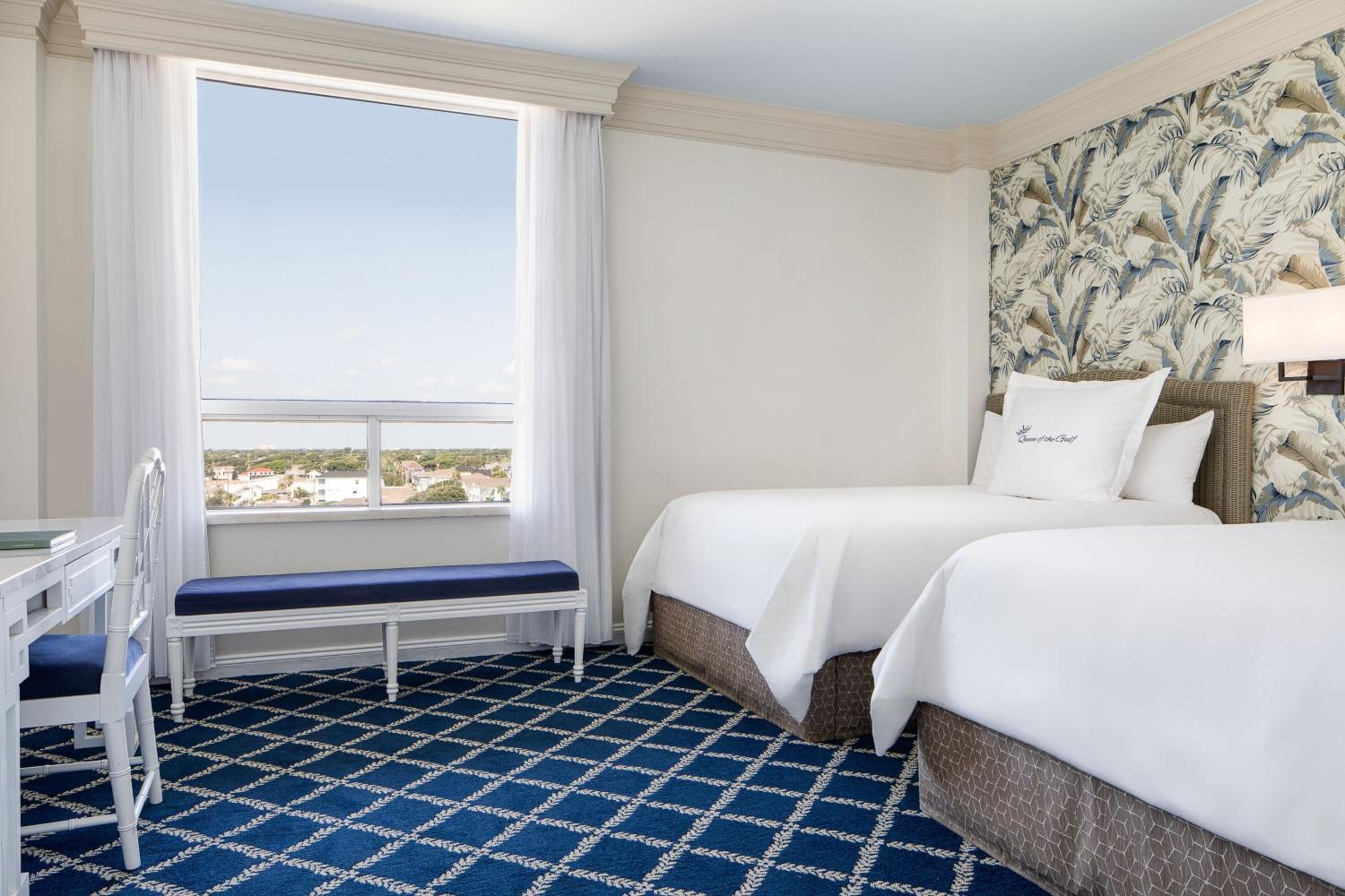 Double Room with Two Double Beds and City View - Beachfront/Pool Access - Photo 1