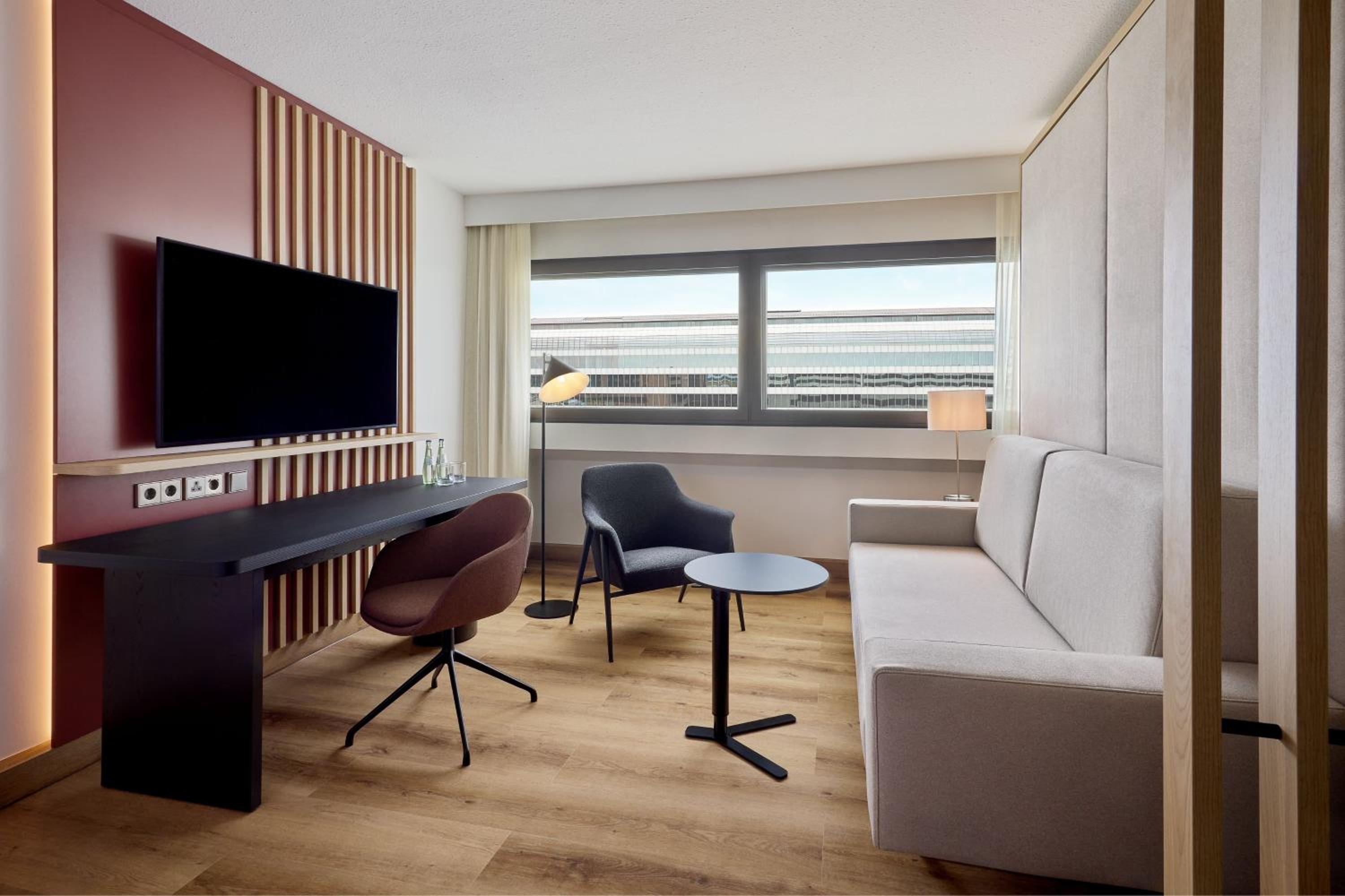 2 Bedroom Apartment with Kitchenette, Bedroom 1: 1 King, Bedroom 2: 1 King Murphy