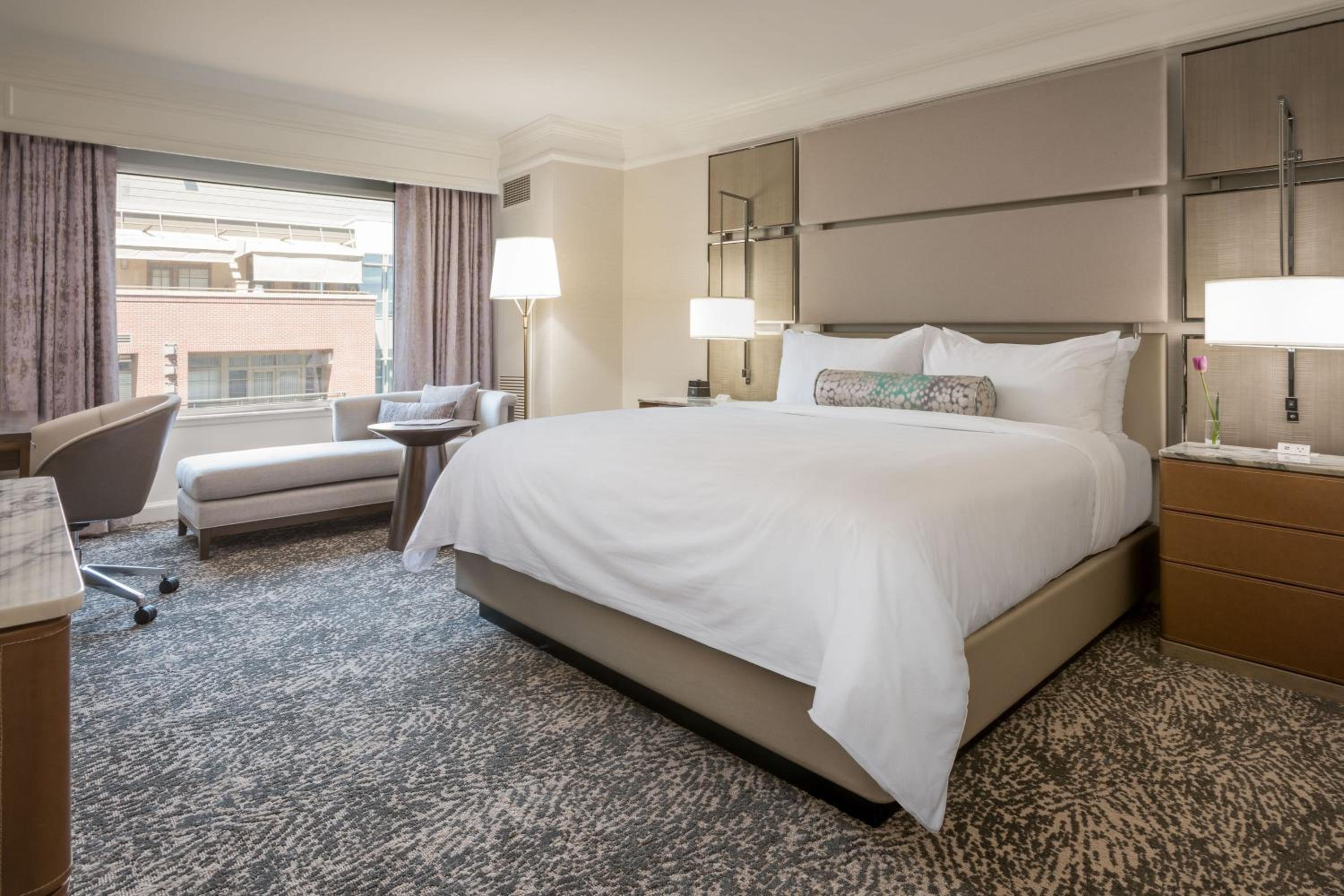 Deluxe King Room with Courtyard View and Adapted Tub - Mobility Accessible - Photo 7