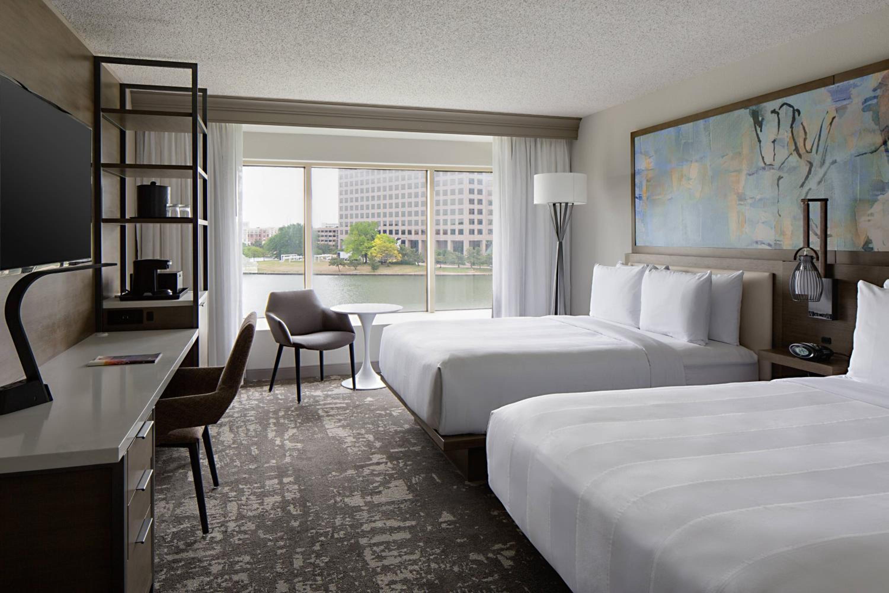 Queen Room with Two Queen Beds - Lake View - Photo 5