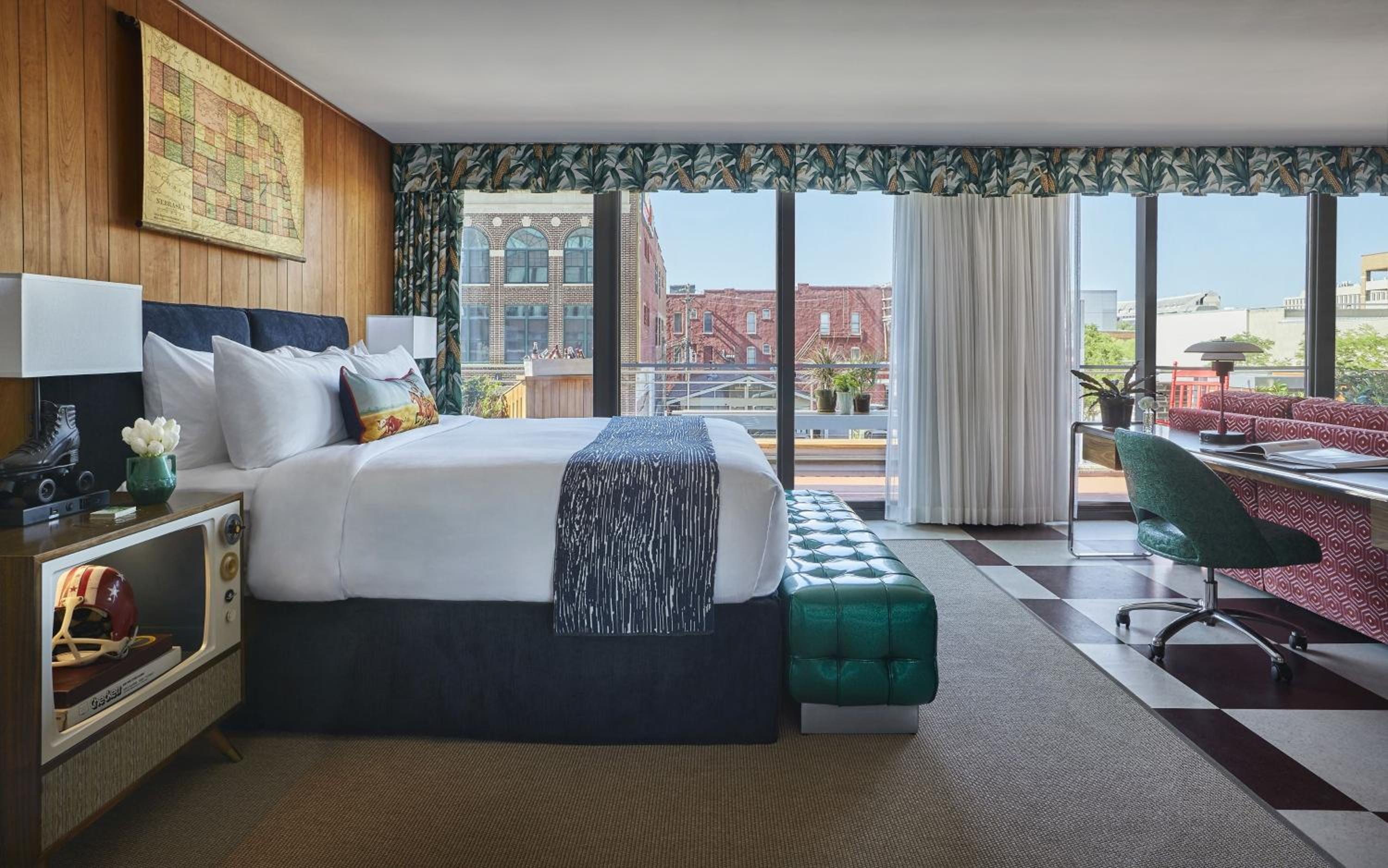 Graduate Junior King Suite with Balcony photo 2