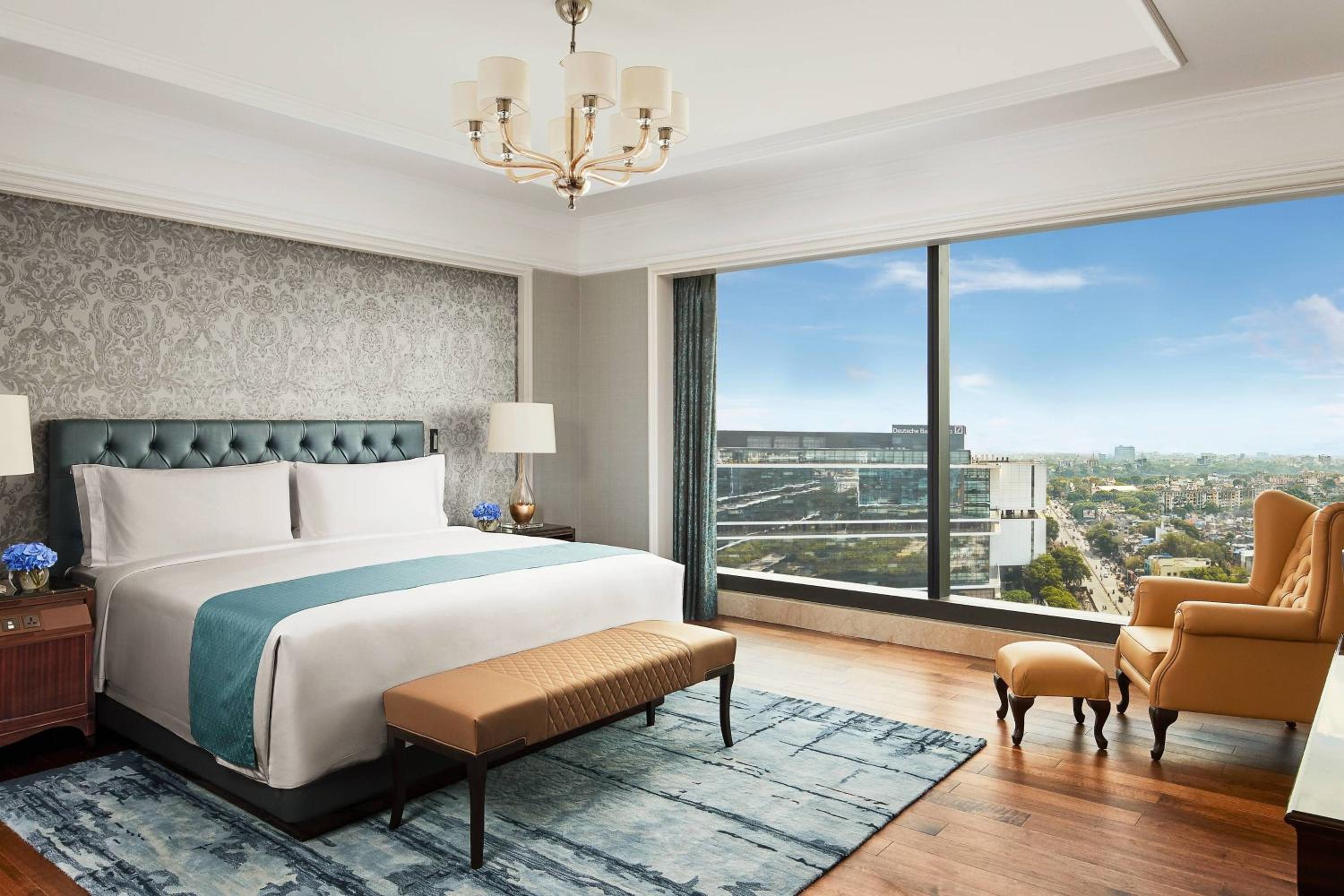Premier Suite King Room with Club Lounge Access