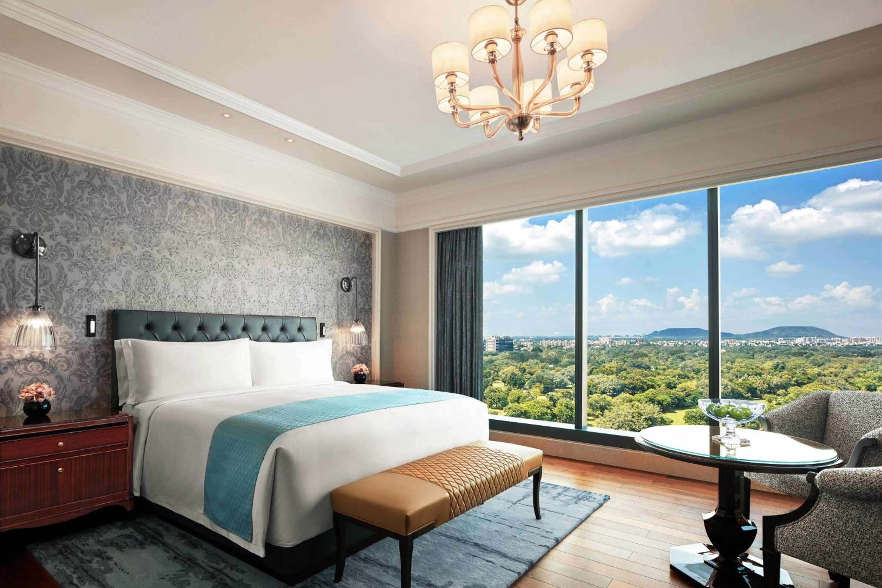 Deluxe King Room with Golf View - Photo 1