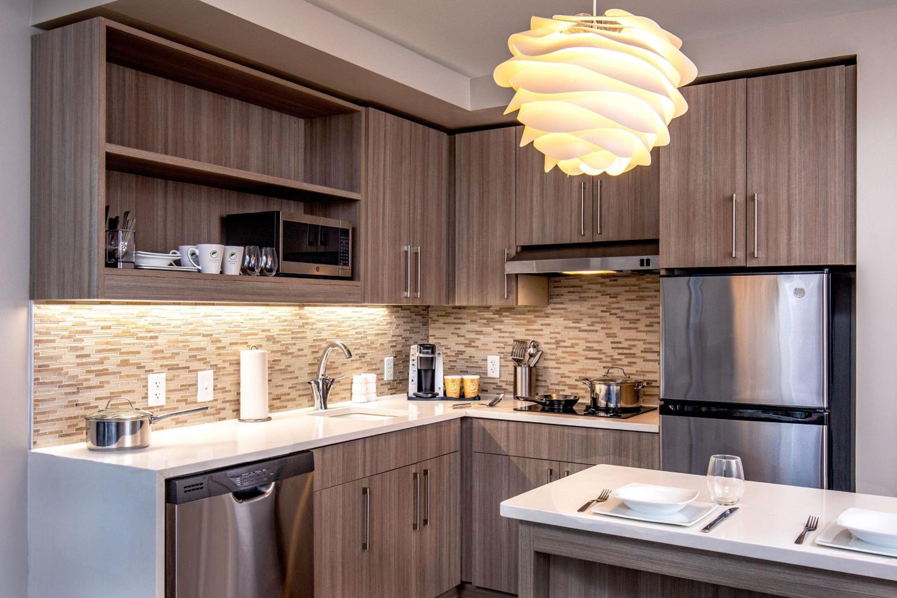 1 Bedroom Suite, 1 King, Sofa bed, Full Kitchen - Photo 7