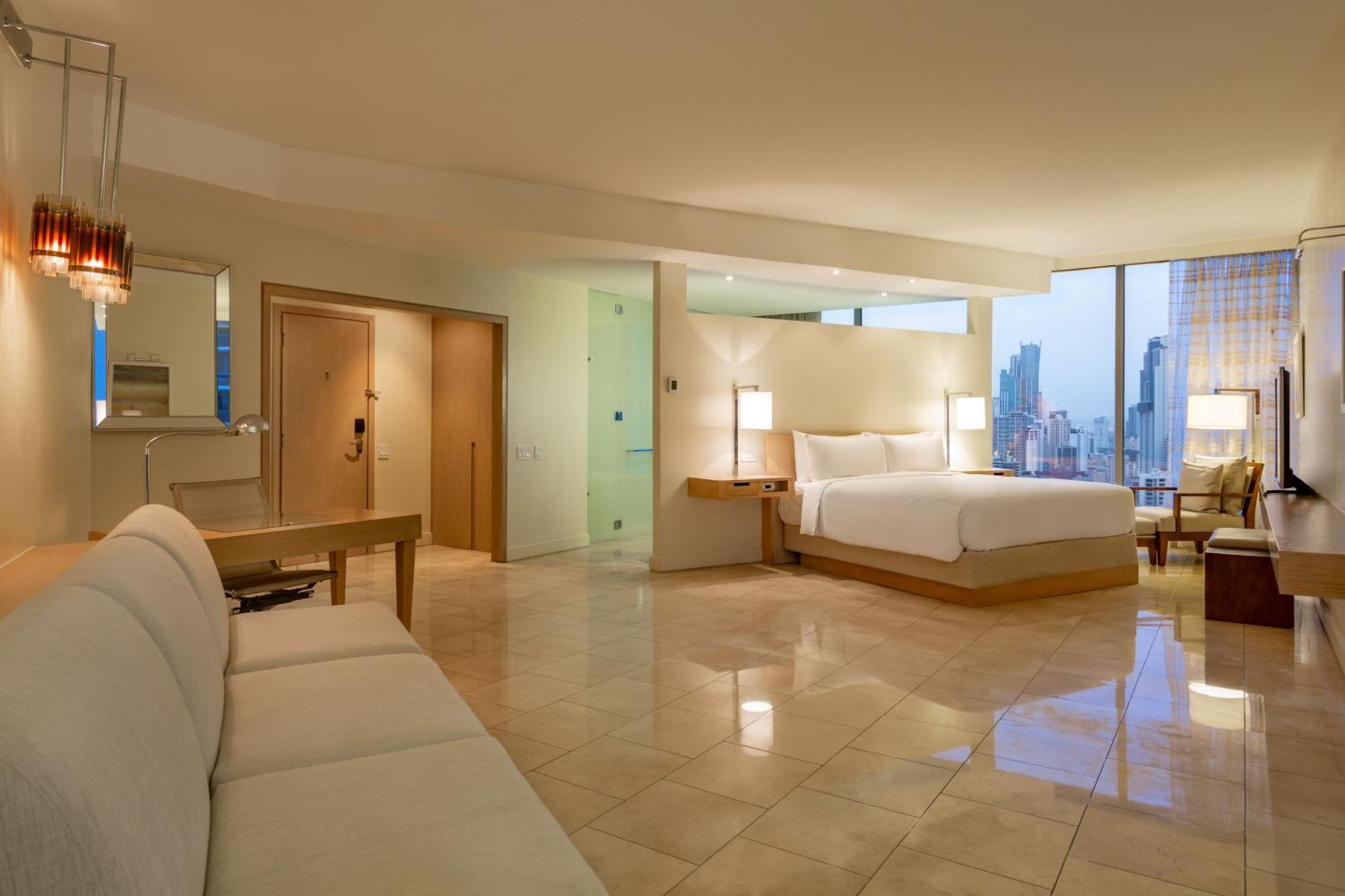 Executive suite with king bed, balcony and partial ocean view - Photo 7