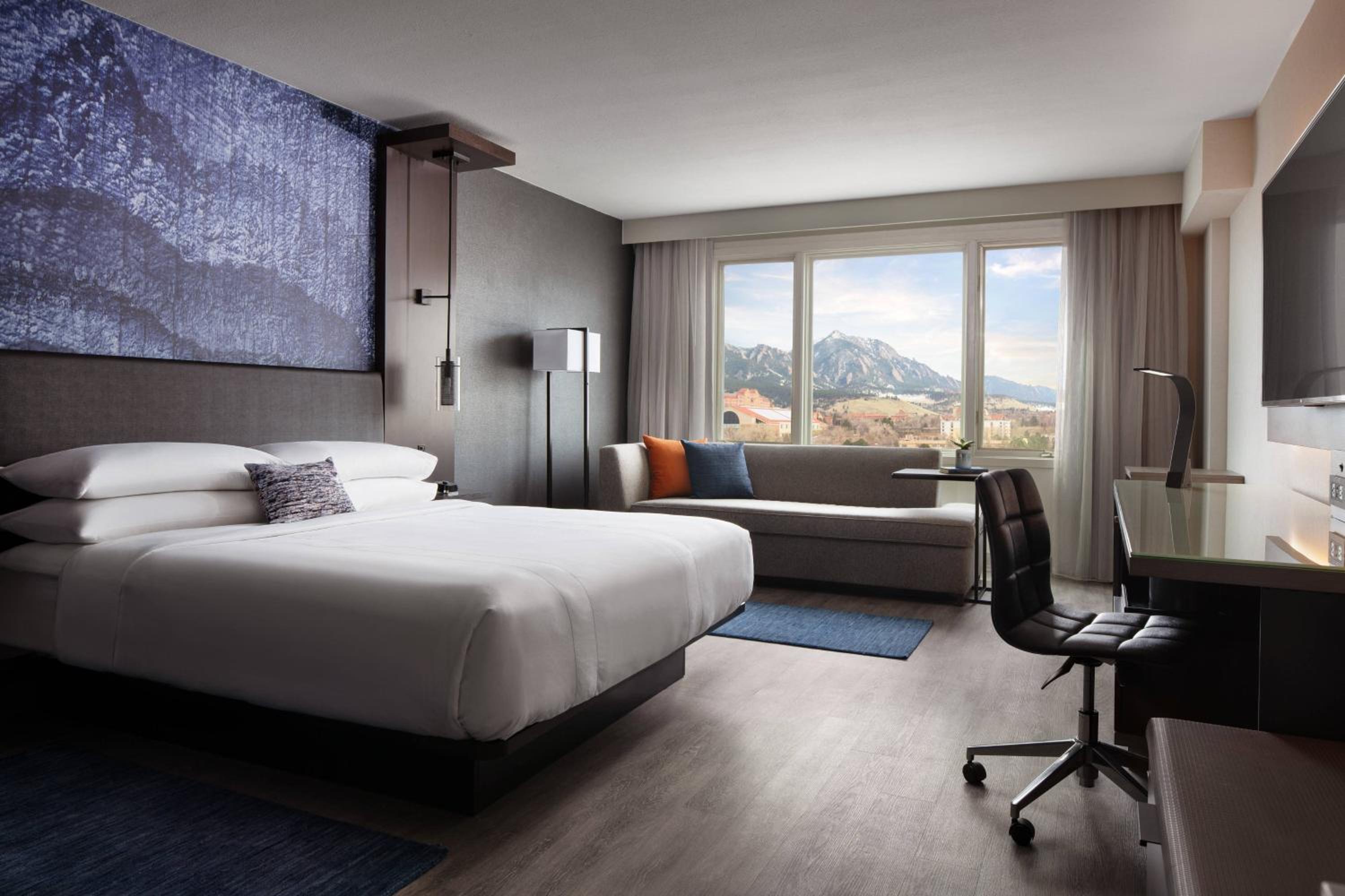 Guest room, 1 King, Campus/Flatirons view - Photo 3
