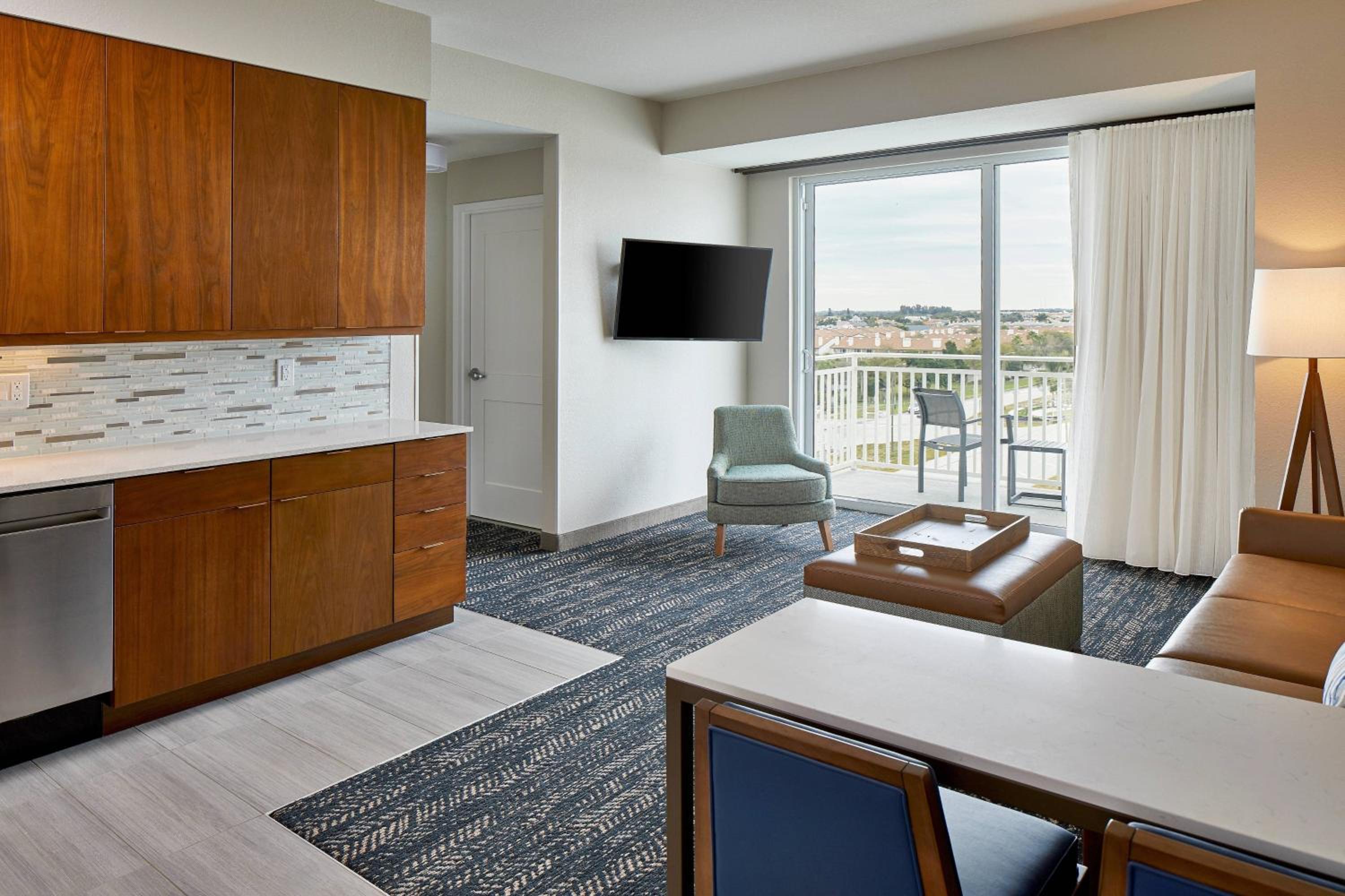 1 Bedroom Suite, 1 King, Sofa bed, Bay view, Balcony - Photo 1