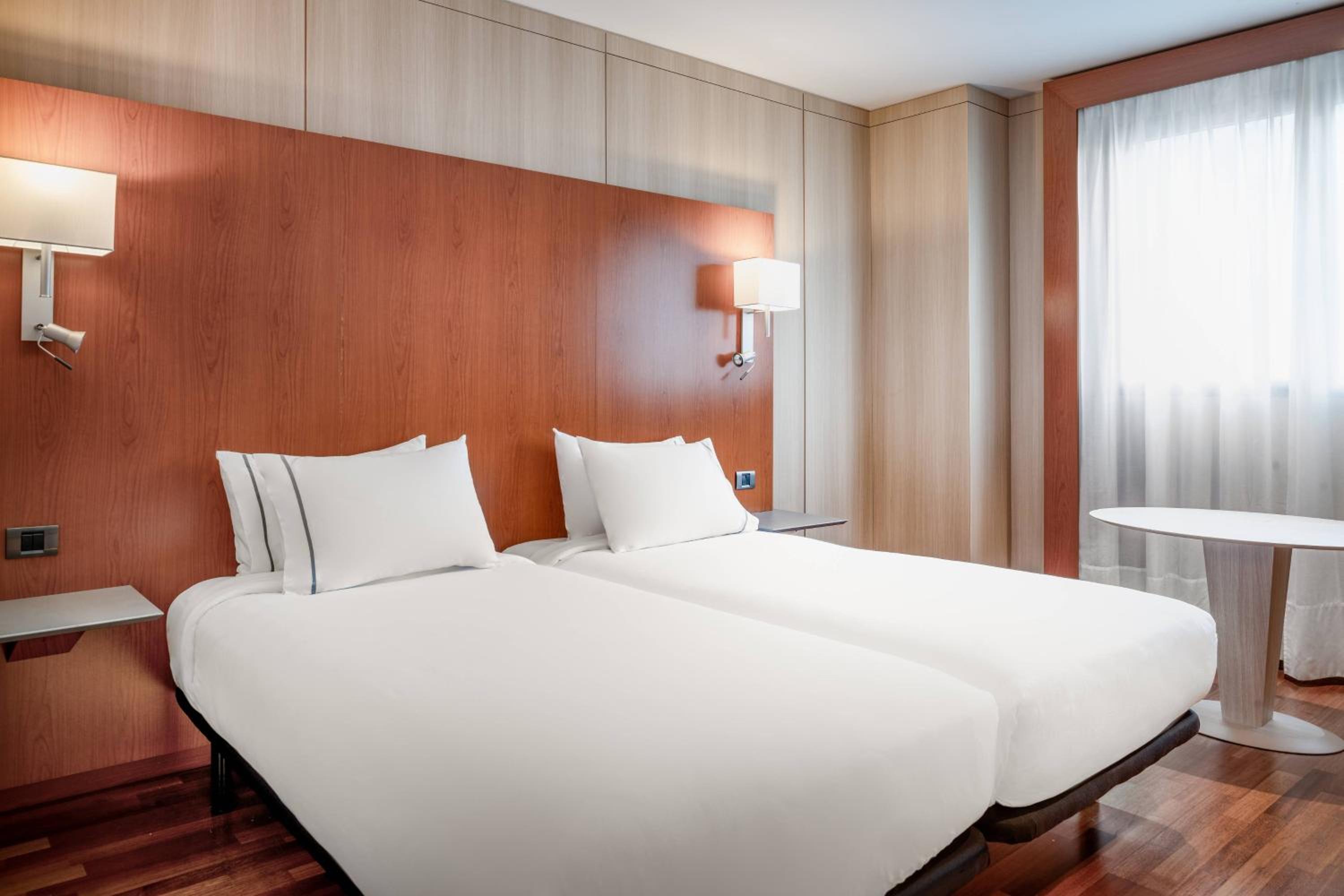 Standard Twin Room with City View thumbnail 5