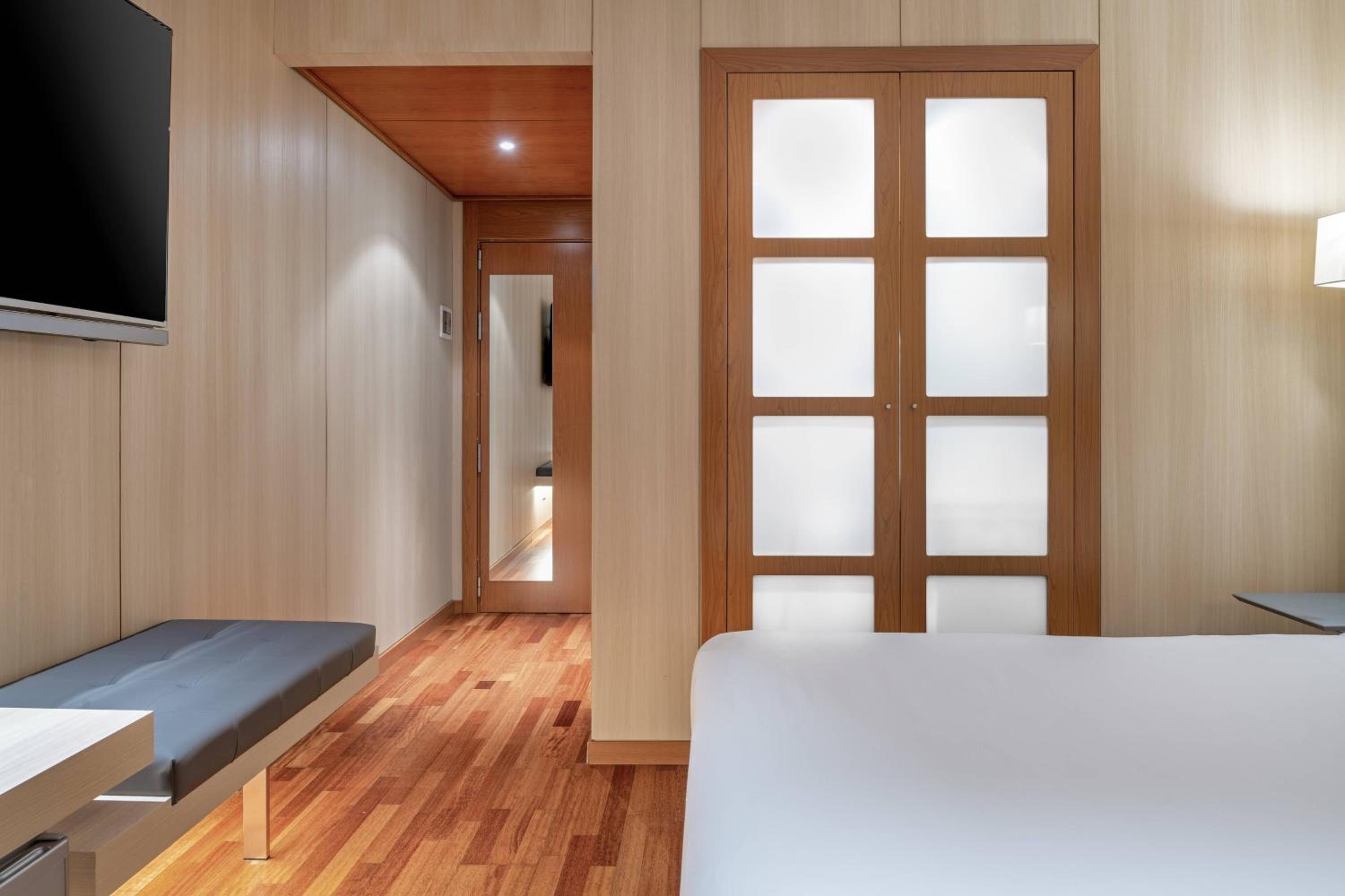 Standard Plus Queen Room with City View