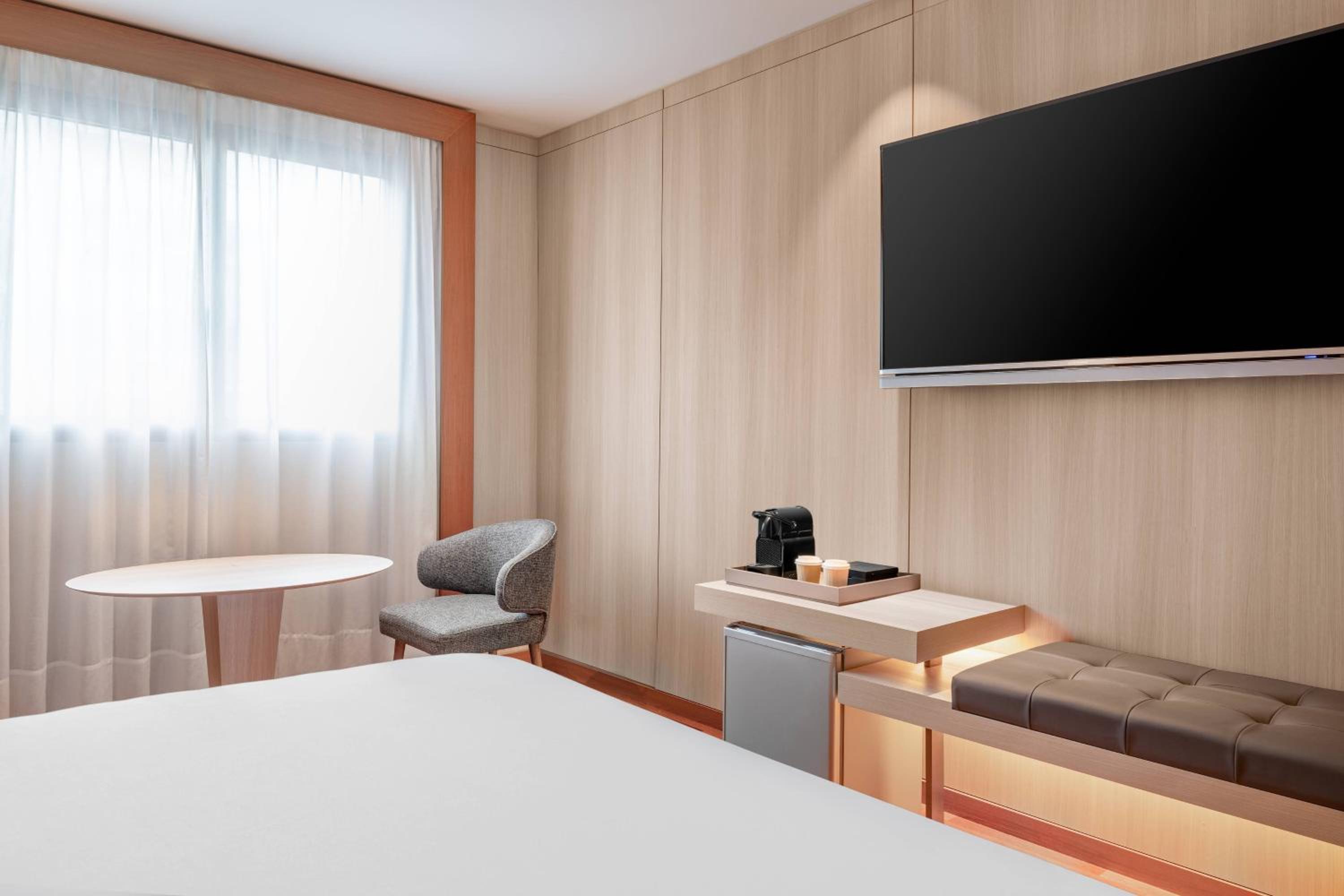 Standard Plus Queen Room with City View