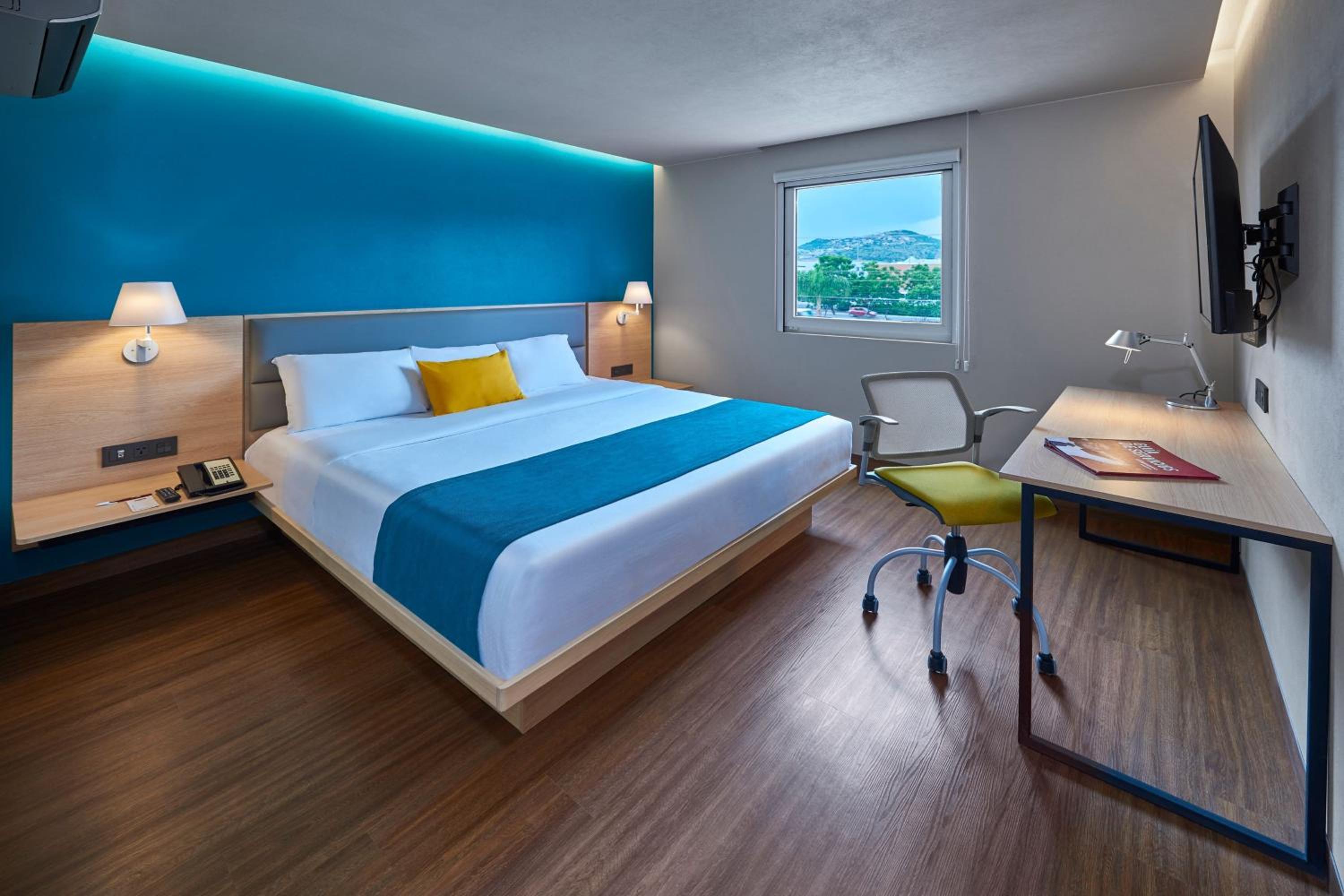 Queen Suite With Sofa Bed photo 2