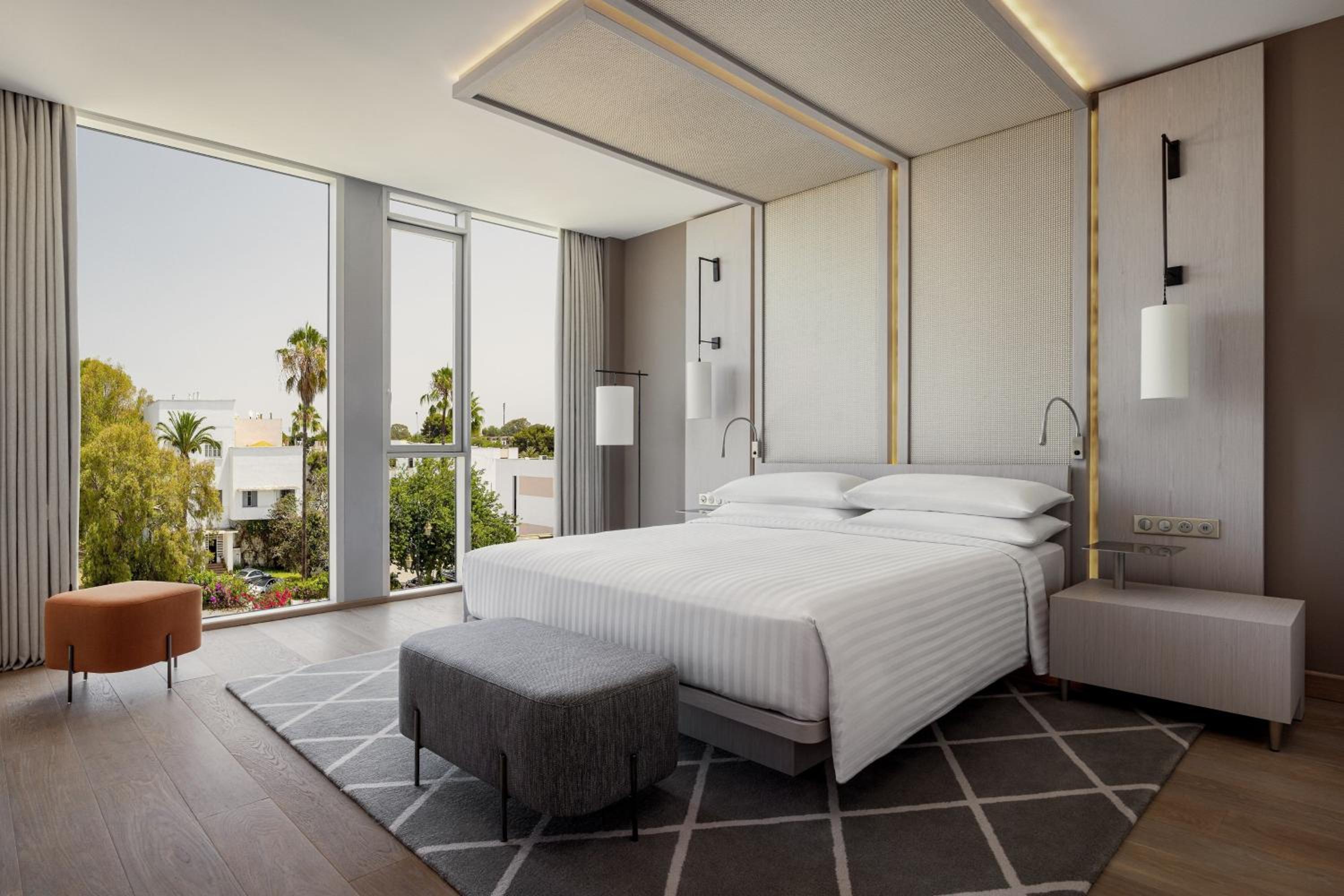 Executive King Suite with City View - Club Lounge Access - Photo 2