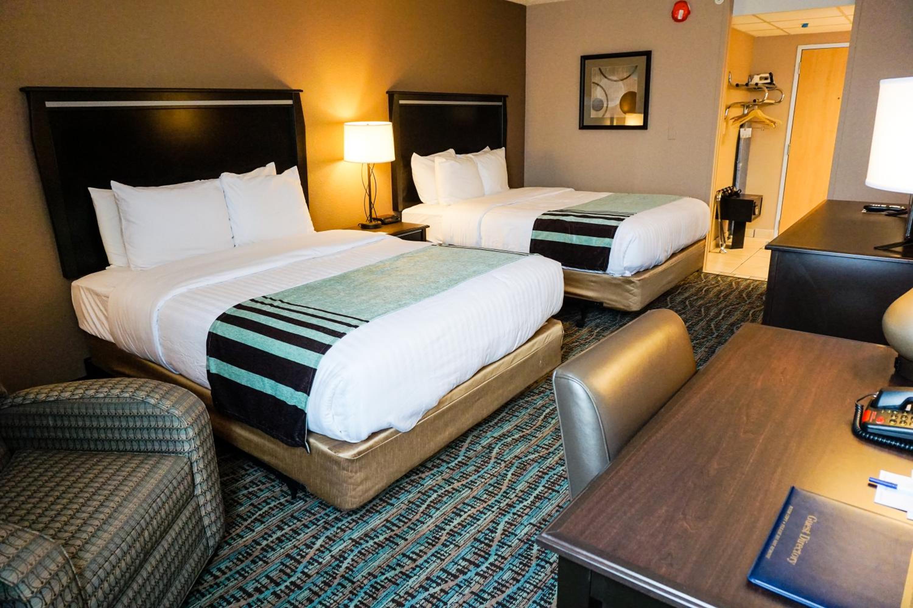Queen Room With Two Queen Beds - Photo 4