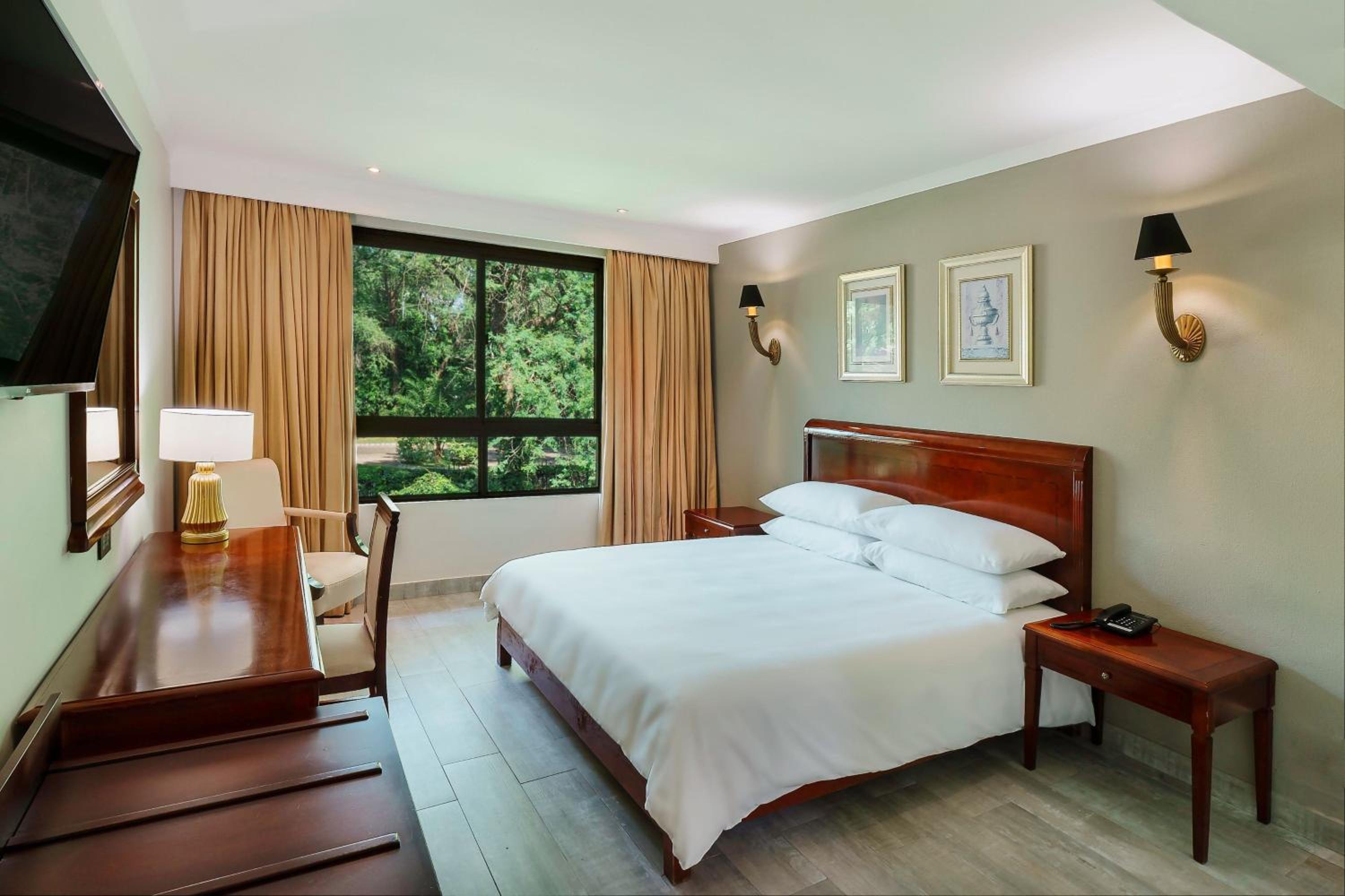 Guest room, 1 King, Pool and Garden view photo 2