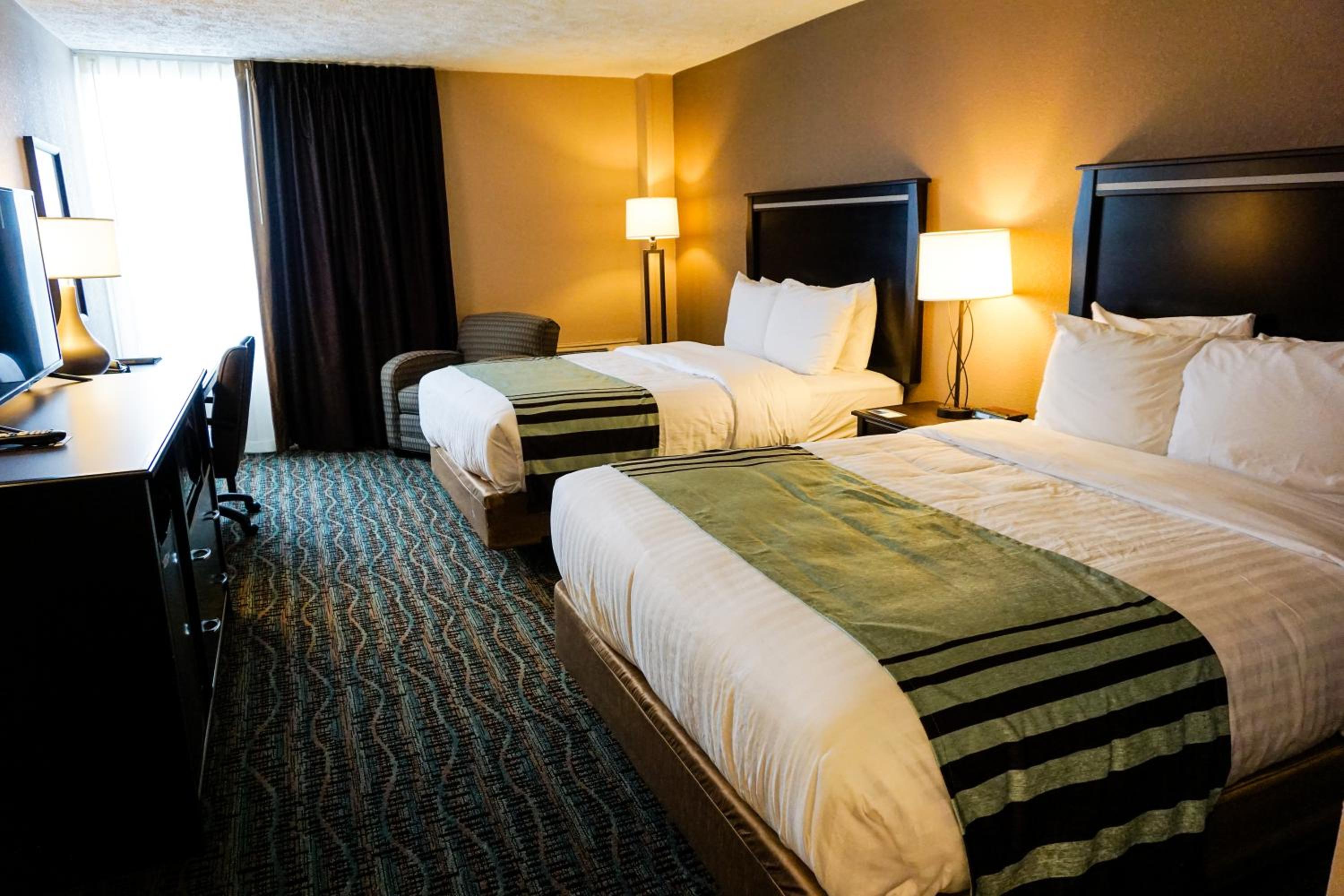 Queen Room With Two Queen Beds - Photo 1