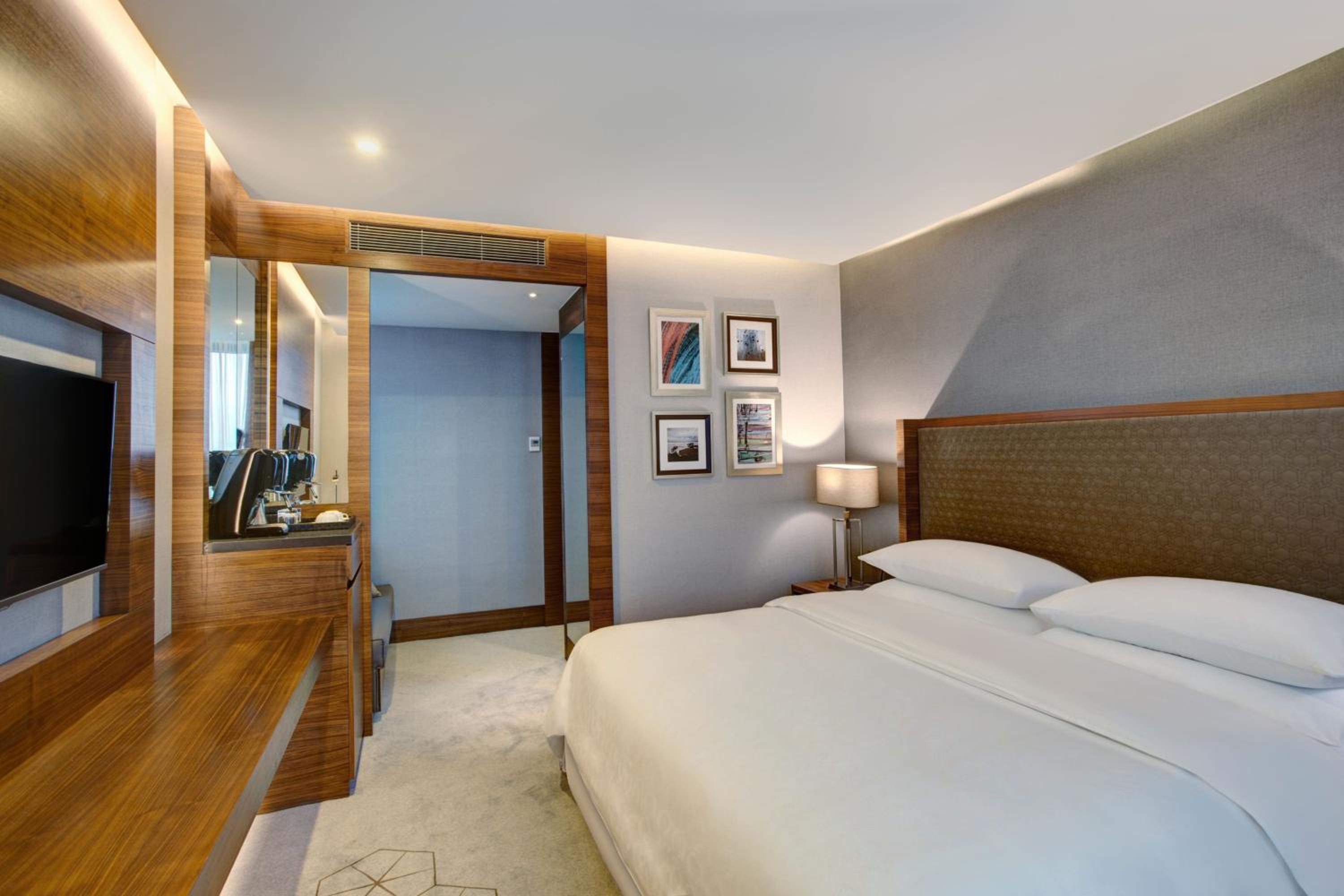 Classic Room with King Bed - City View