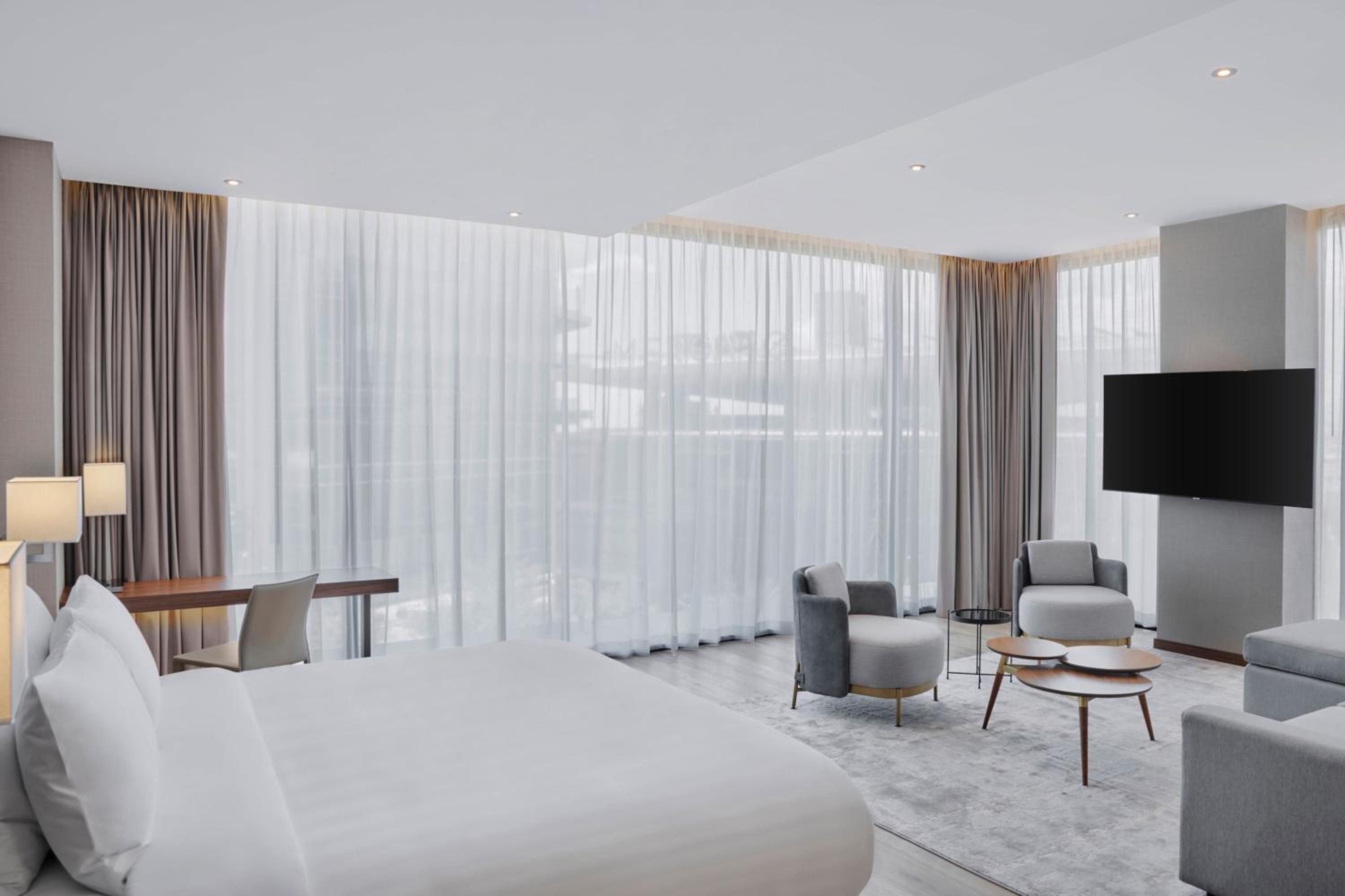 One-Bedroom King Suite with Sofa Bed and City View - Photo 2