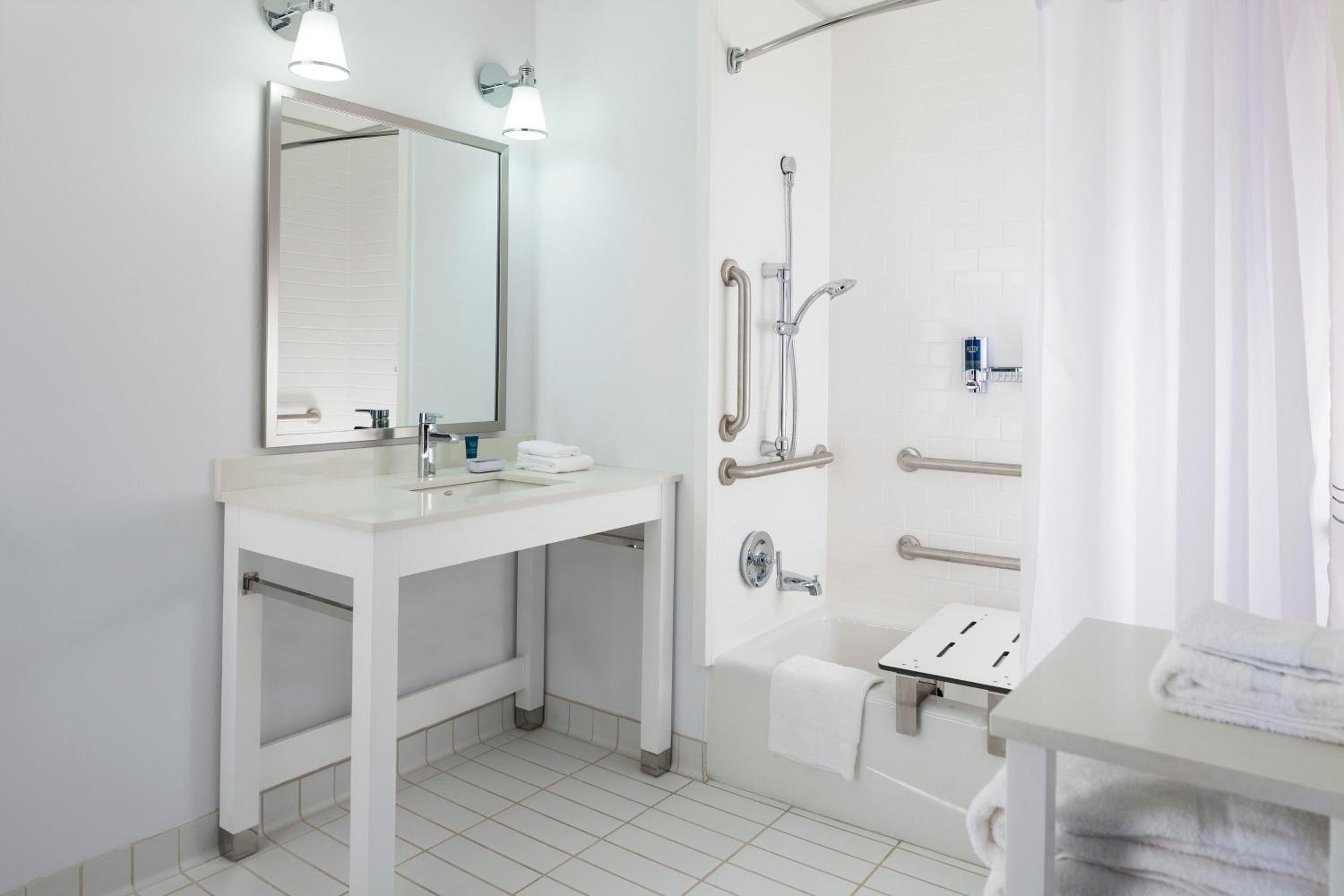 Queen Room with Two Queen Beds and Tub - Mobility and Hearing Accessible photo 2