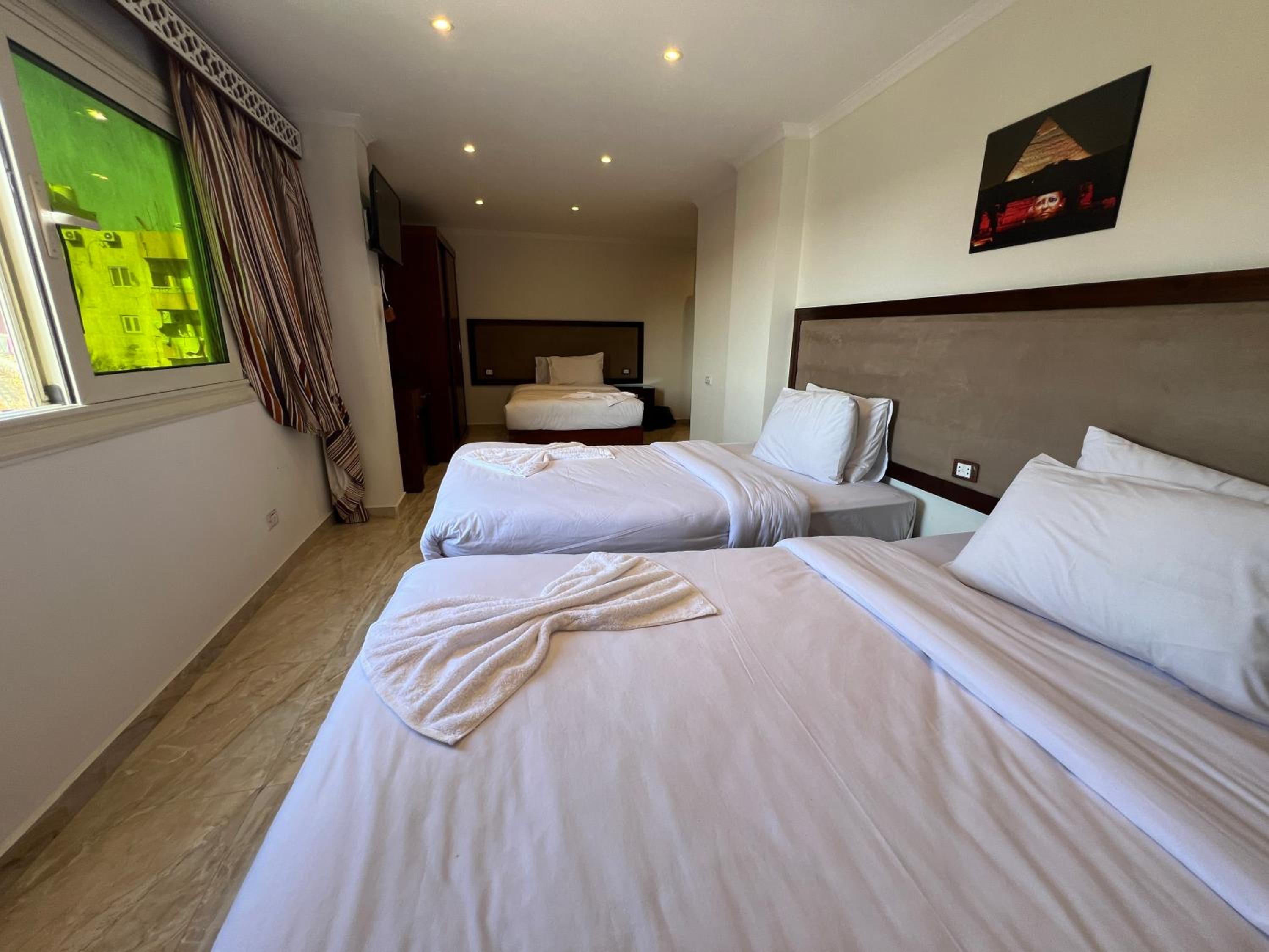 Luxury Triple Room with balcony Pyramids view