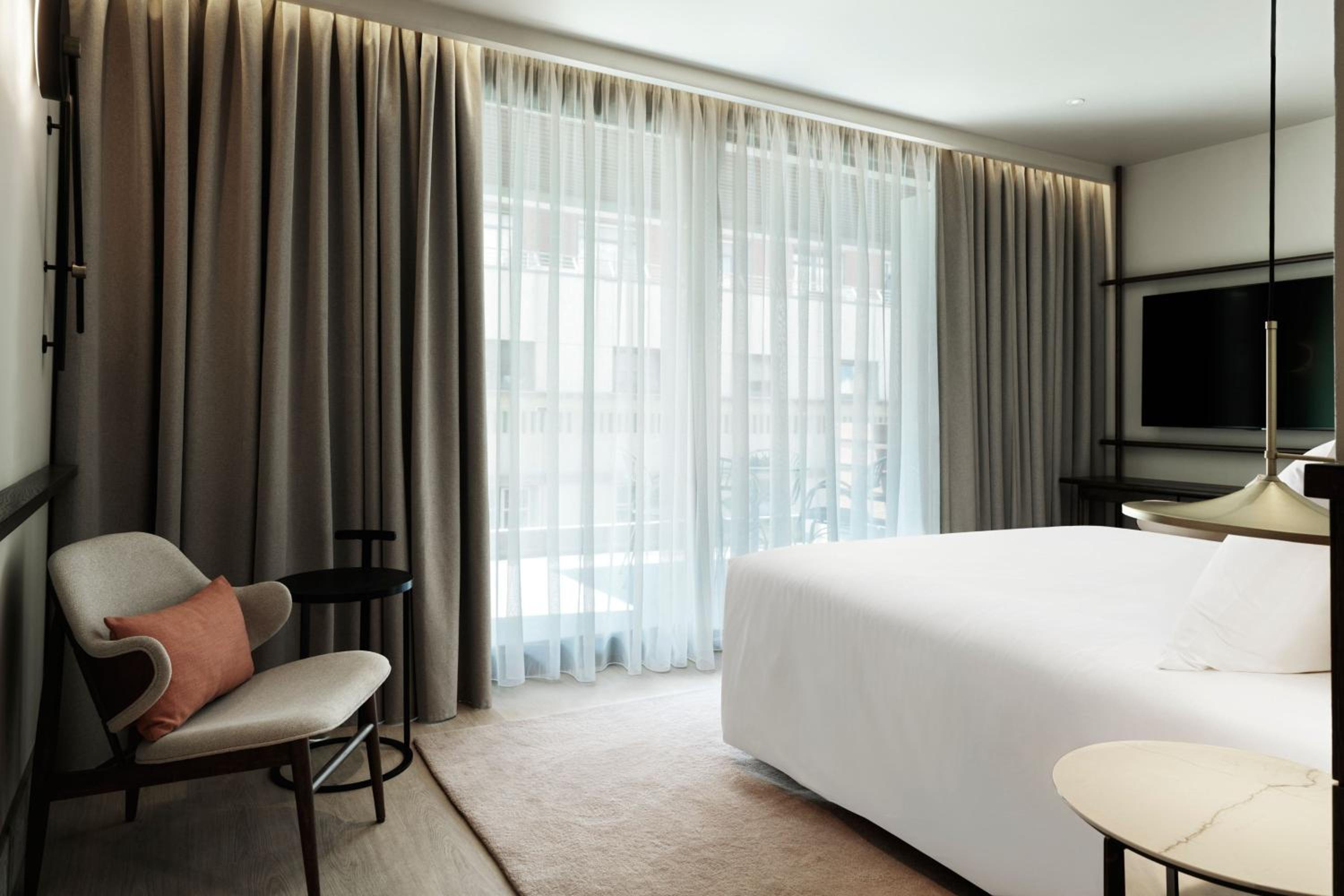 Superior King Room with Urban View and some with Balcony - Photo 9