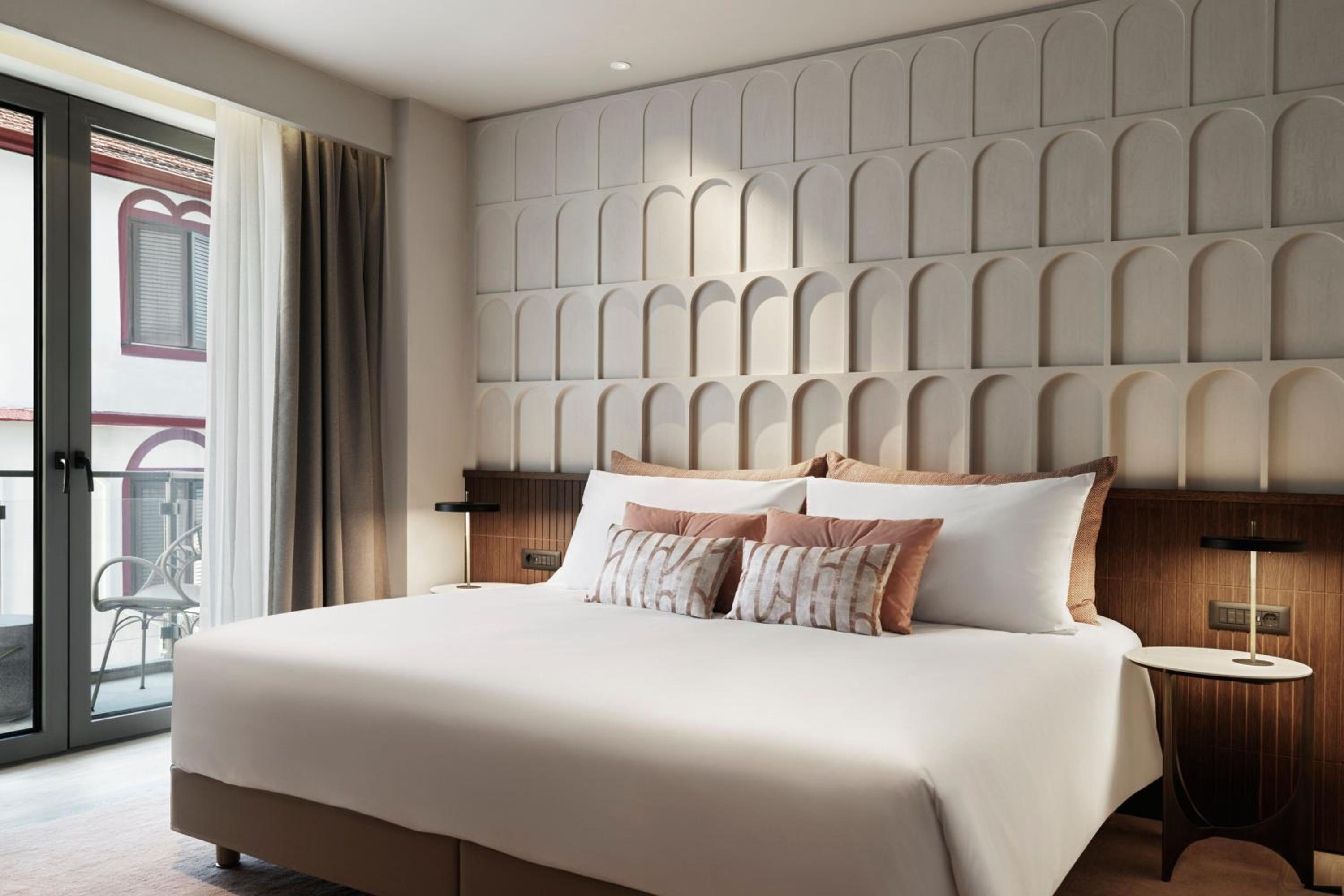 Classic King Room with Urban View and some with Balcony - Photo 5