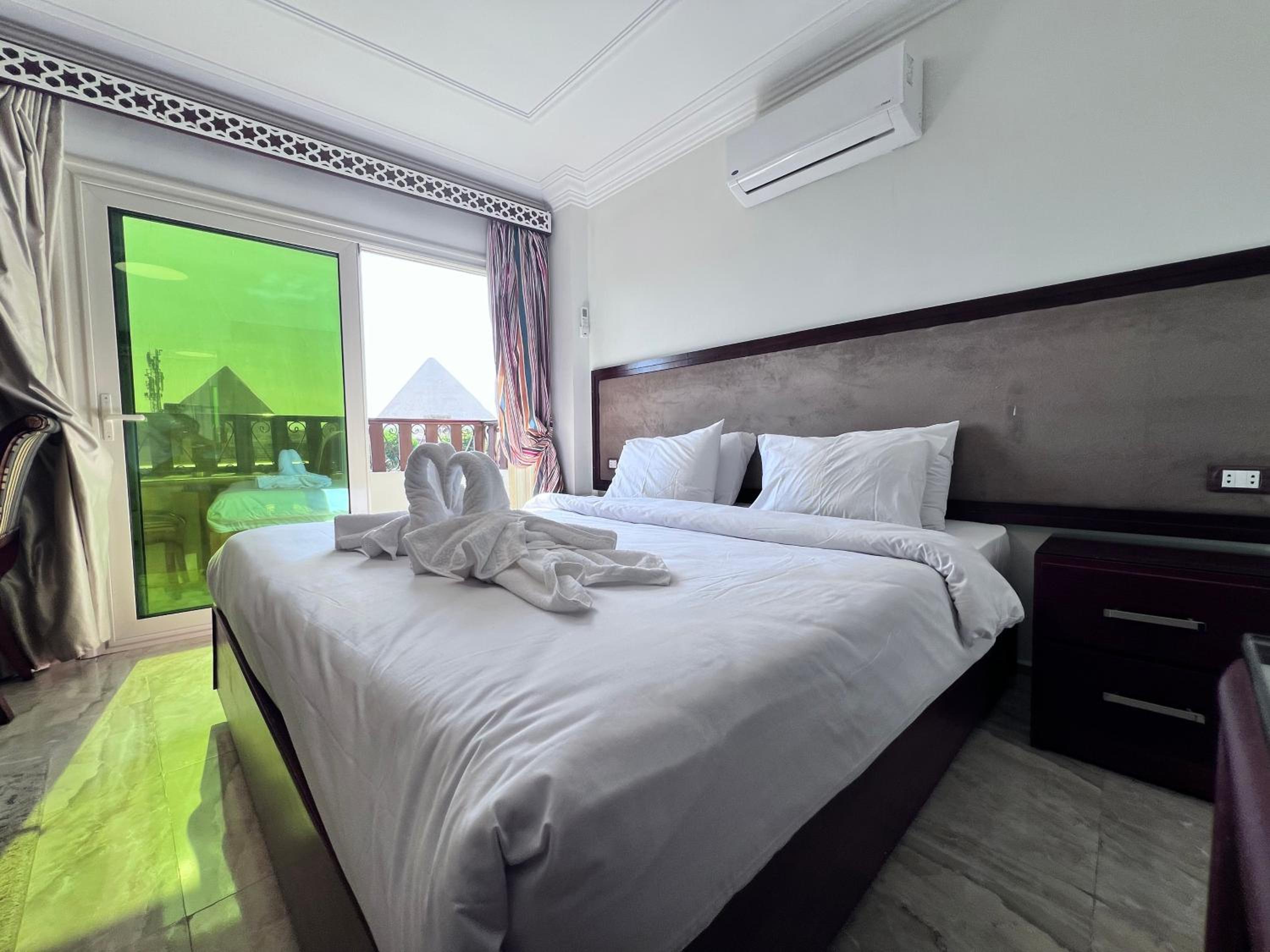 Queen Room with Balcony and Pyramids View